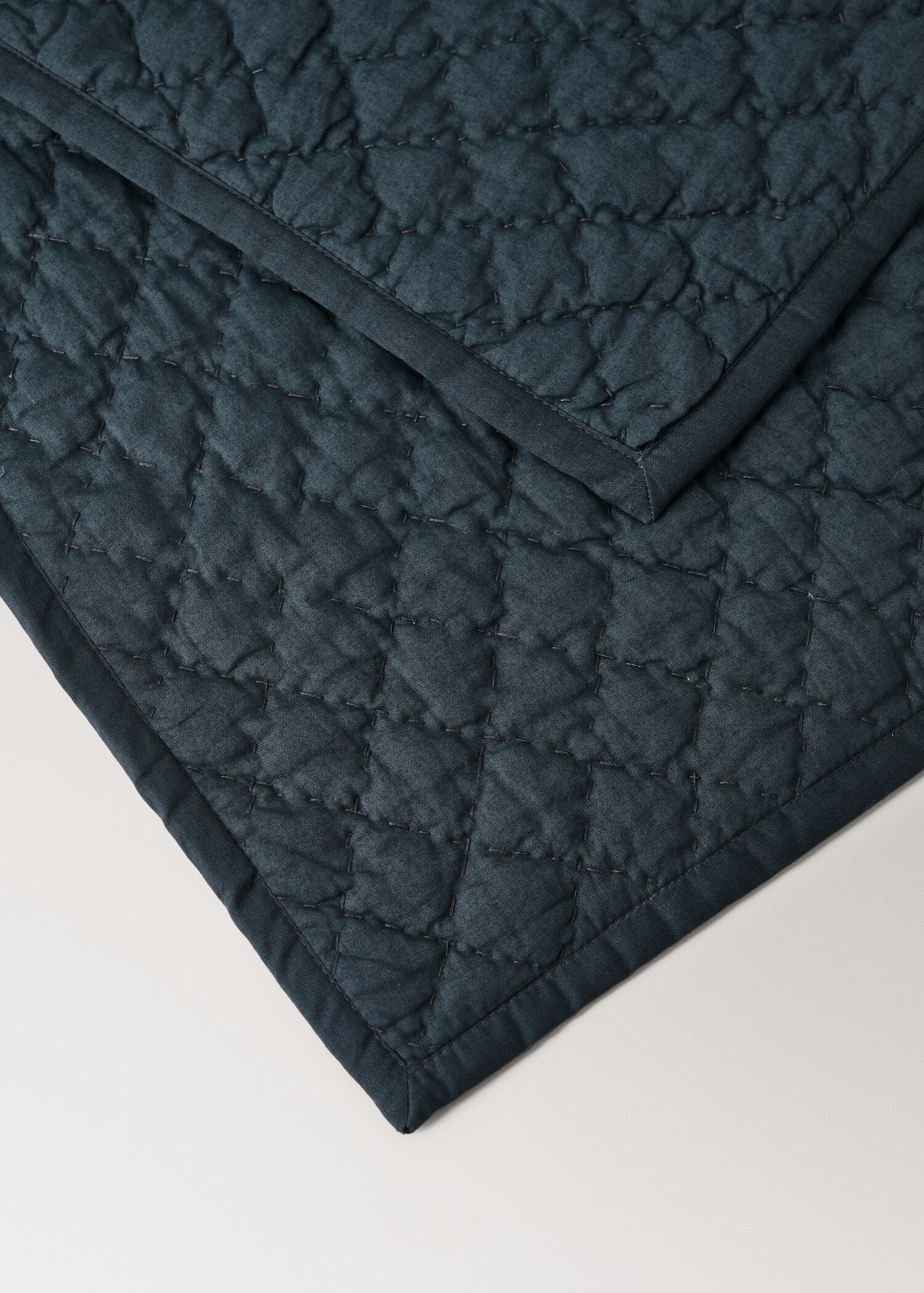 Hand-stitched cotton bedspread for cot - Details of the article 2