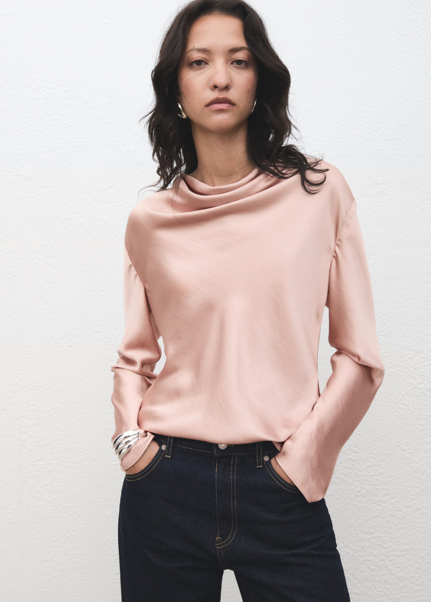 Blouse satin col bénitier - Plan moyen