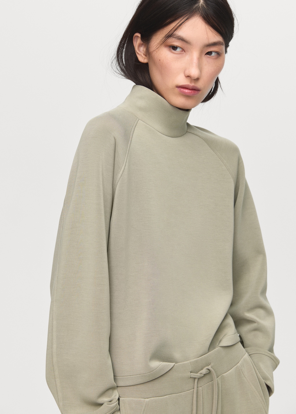 High collar sweatshirt