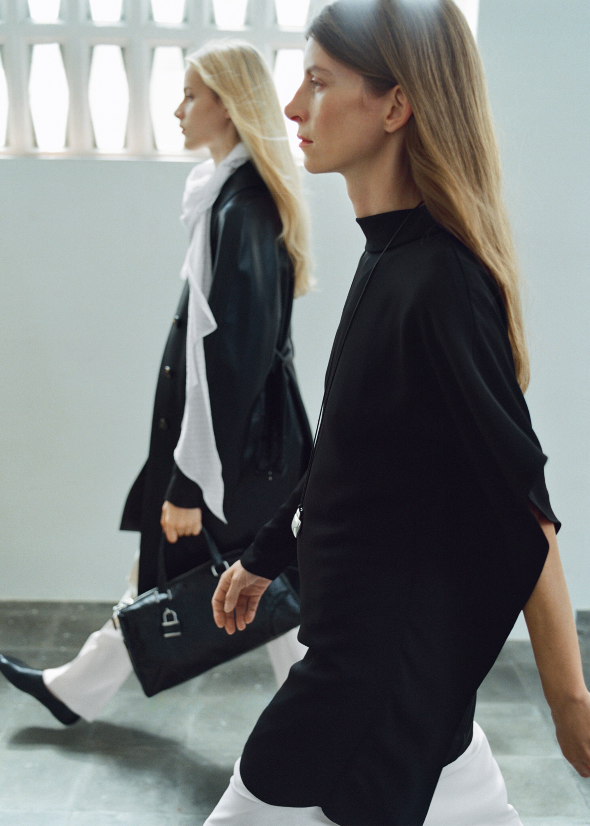 Short asymmetrical sleeve dress - Details of the article 1, Black. Ref: 17075813-00.