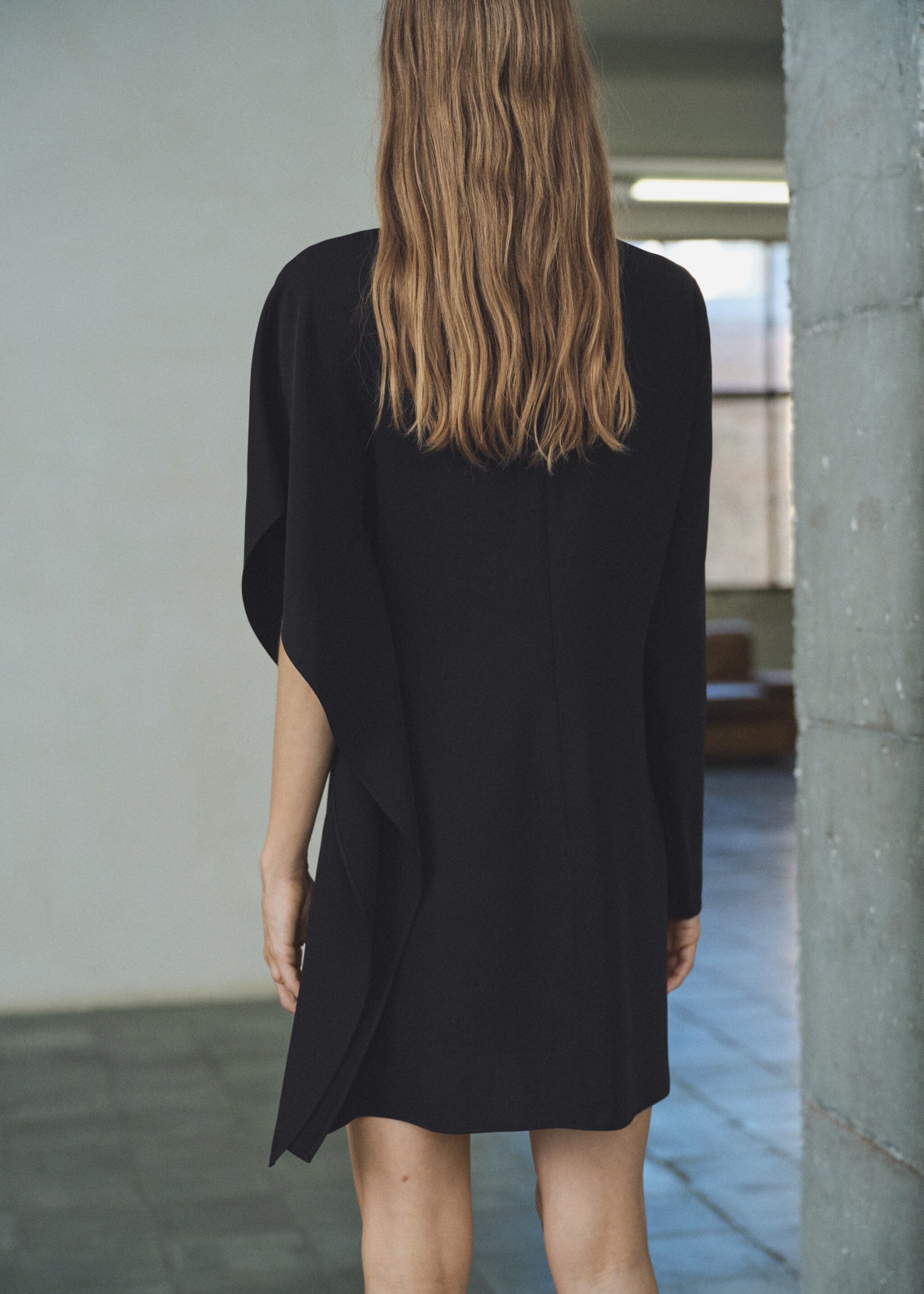 Short asymmetrical sleeve dress - Reverse of the article, Black. Ref: 17075813-00.