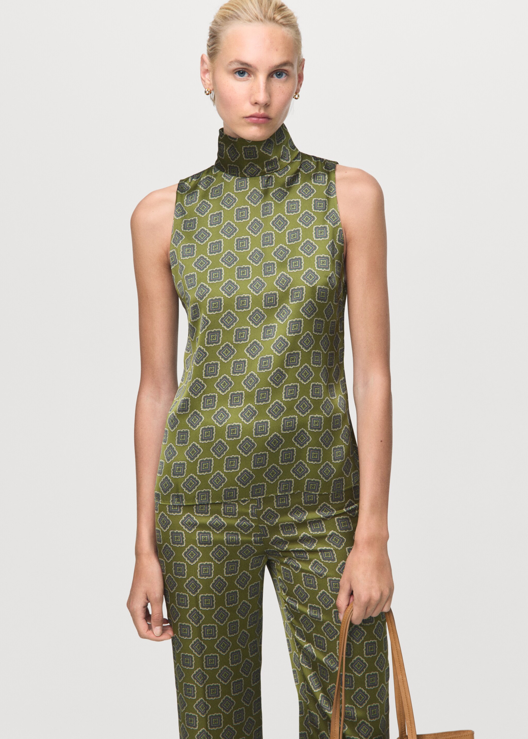Blusa satinada estampado geométrico - Plano medio, Verde. Ref: 17075828-00.