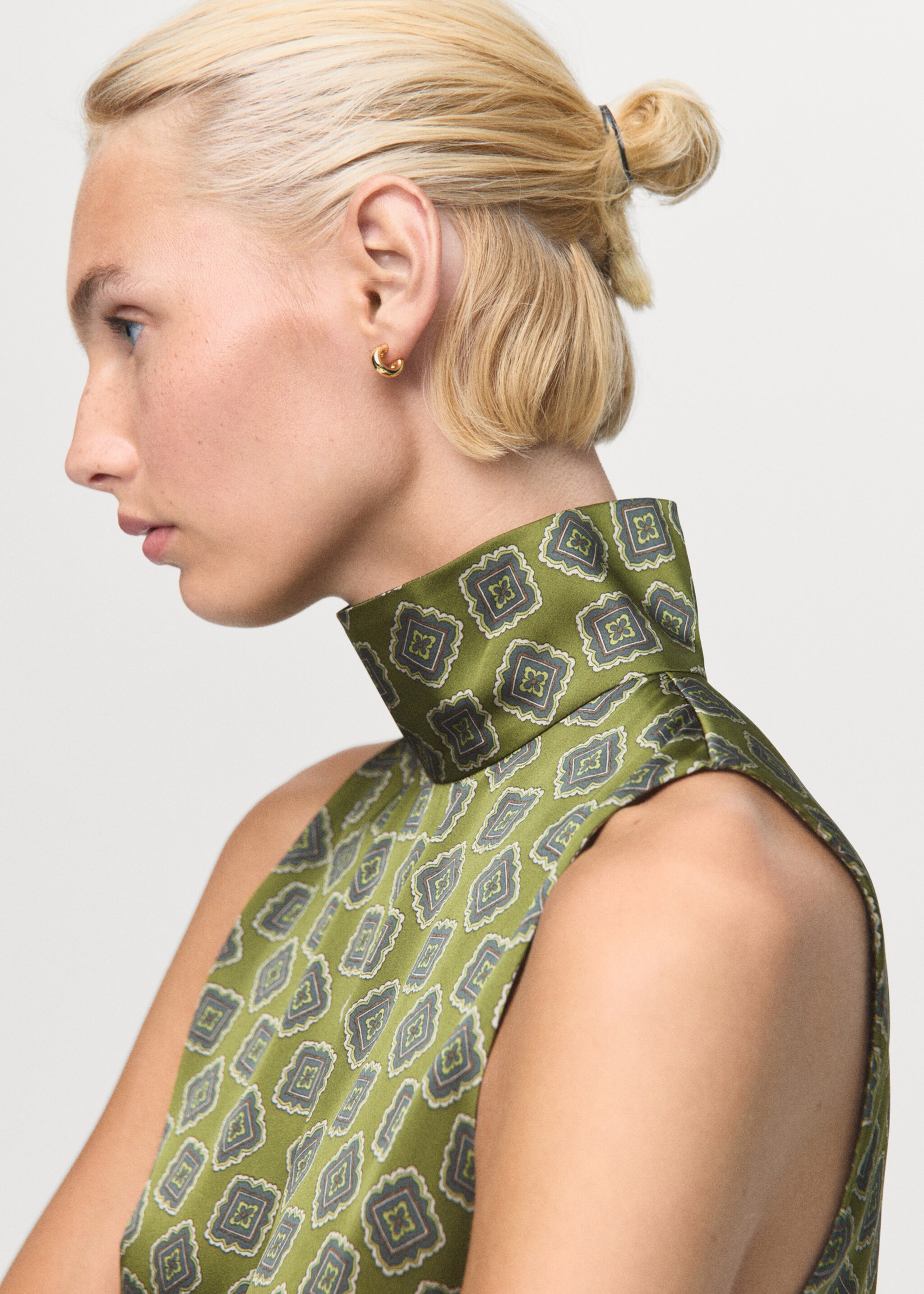 Blusa satinada estampado geométrico - Detalle del artículo 1, Verde. Ref: 17075828-00.