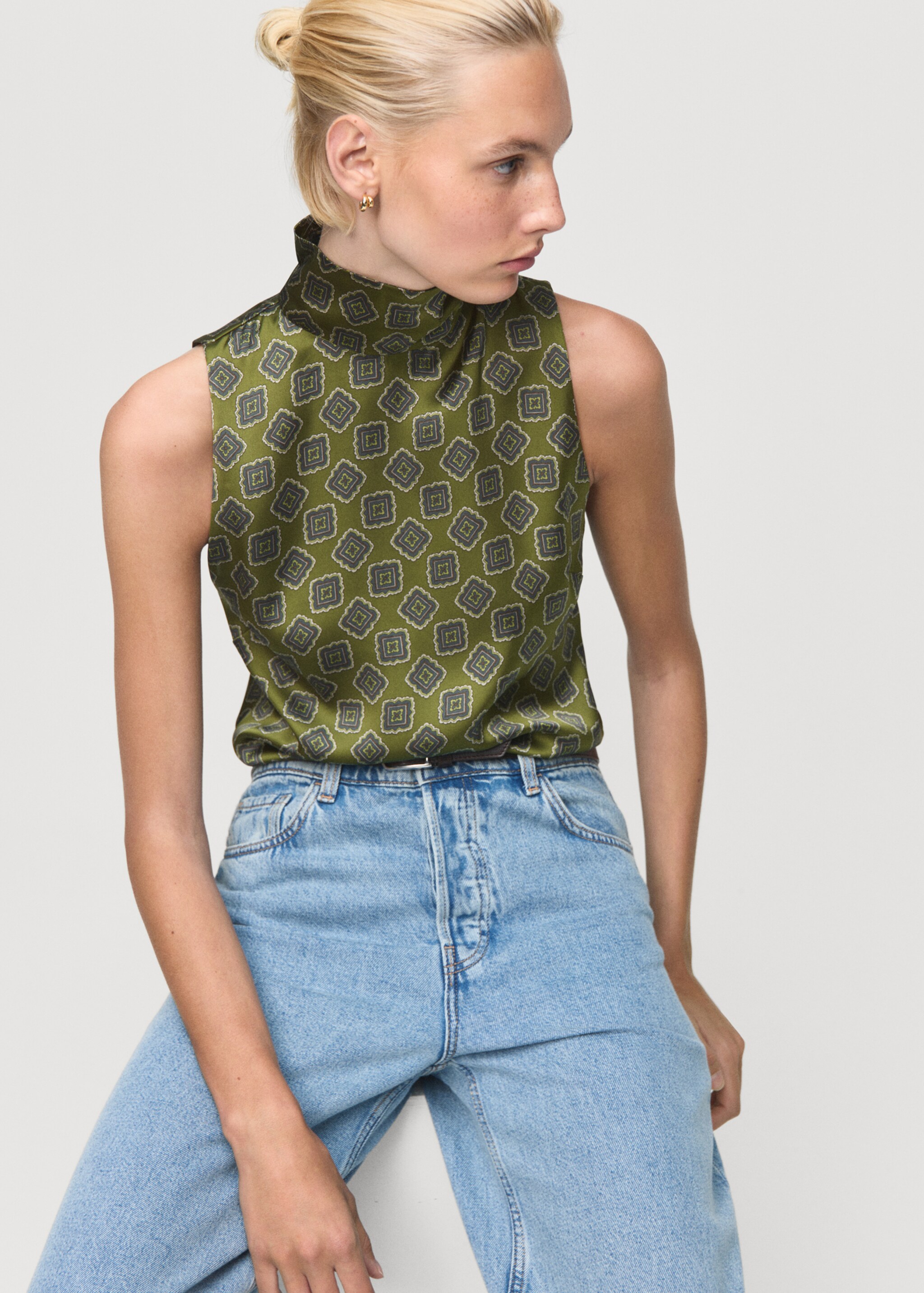 Blusa satinada estampado geométrico - Detalle del artículo 2, Verde. Ref: 17075828-00.