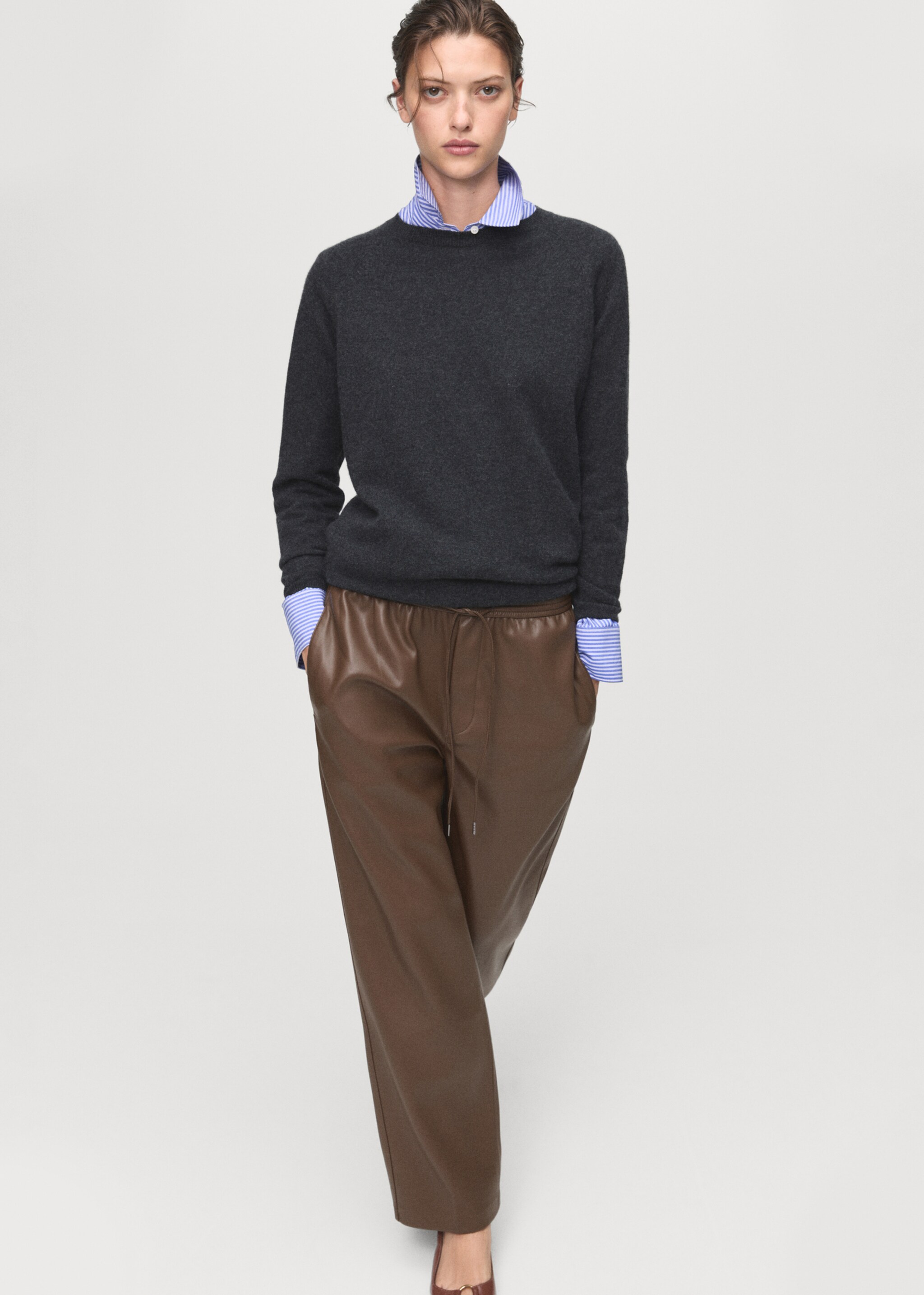 Leather-effect elastic waist trousers - Details of the article 2, Medium Brown. Ref: 17075974-00.