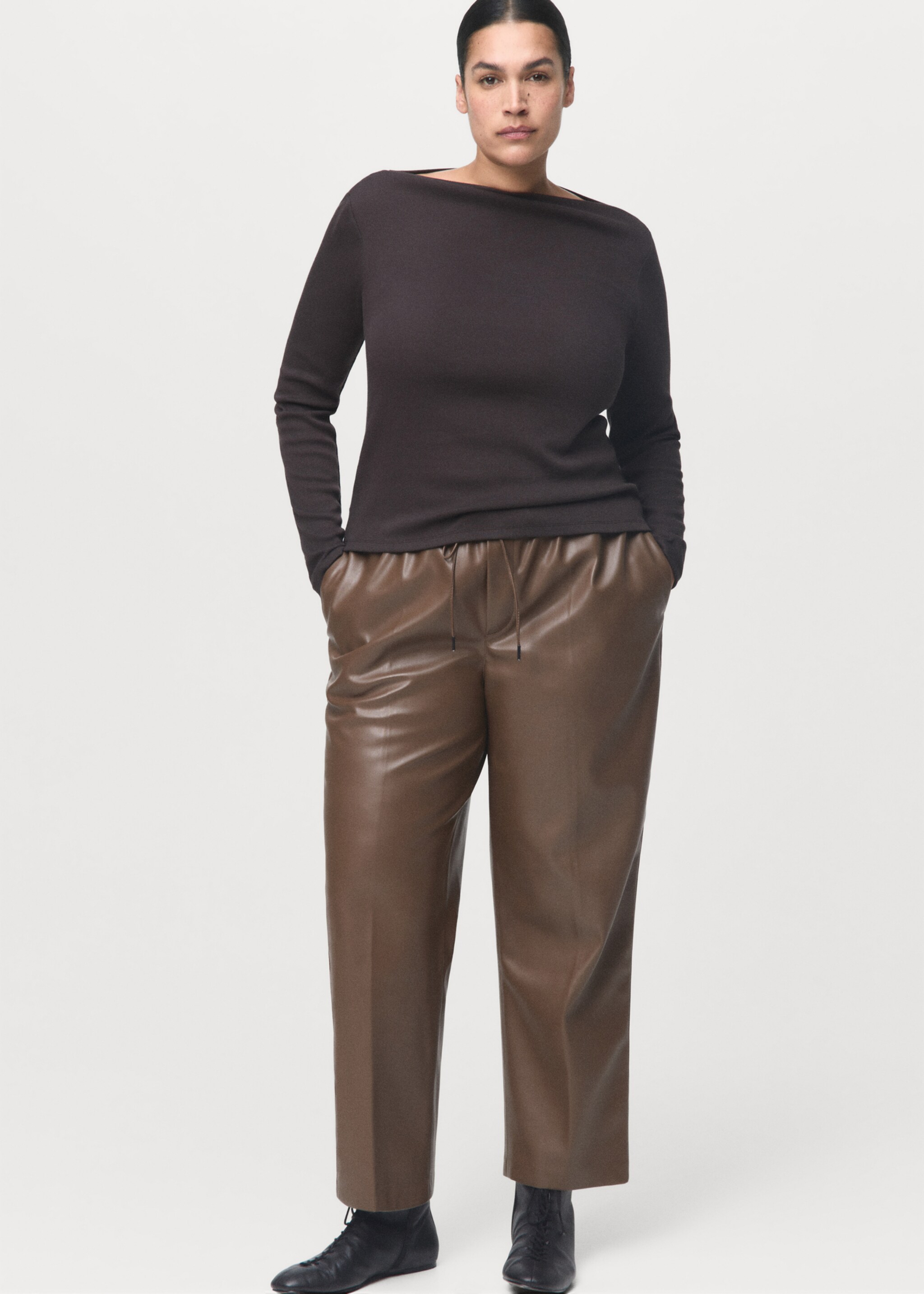 Leather-effect elastic waist trousers - Details of the article 3, Medium Brown. Ref: 17075974-00.