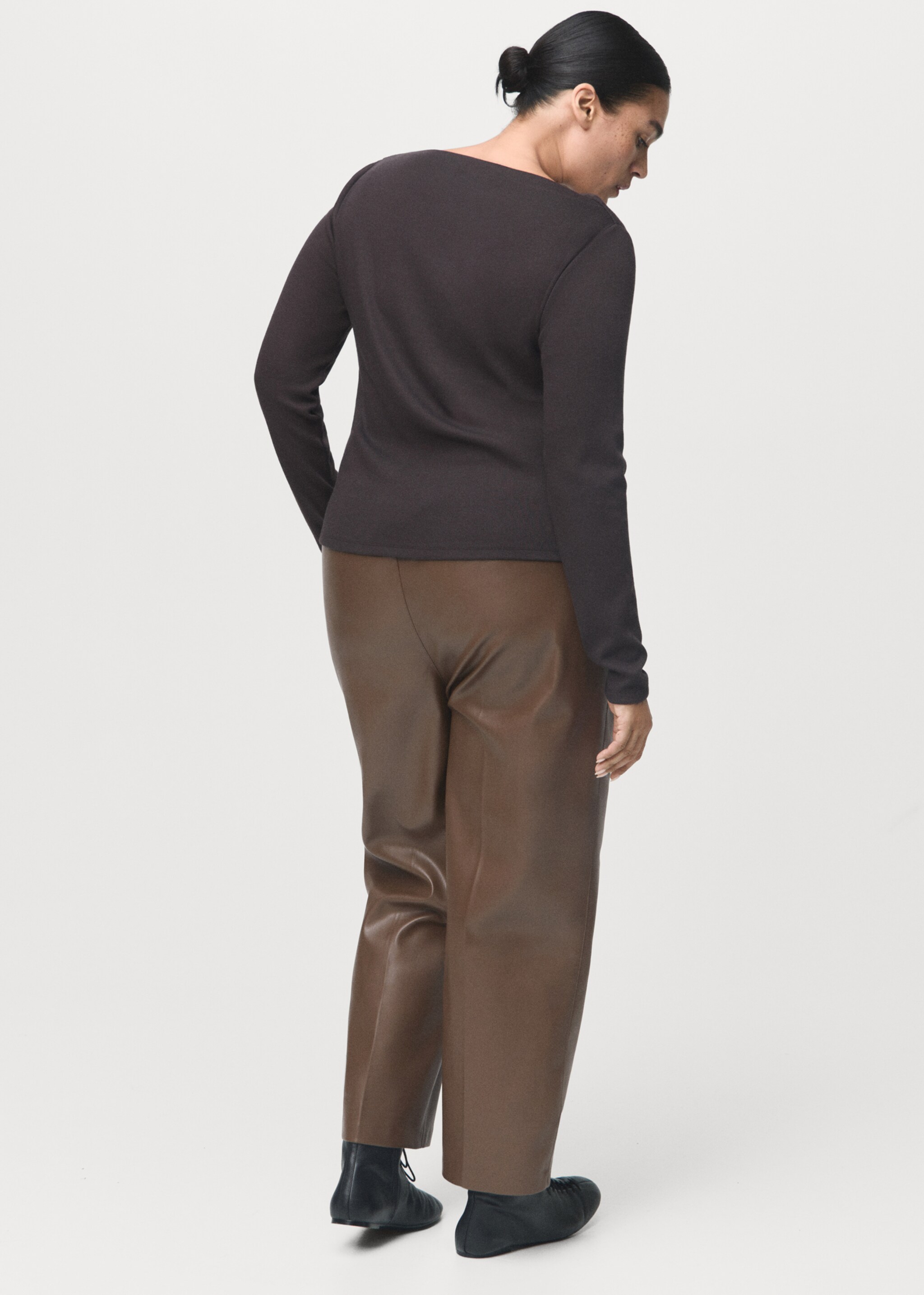 Leather-effect elastic waist trousers - Details of the article 4, Medium Brown. Ref: 17075974-00.