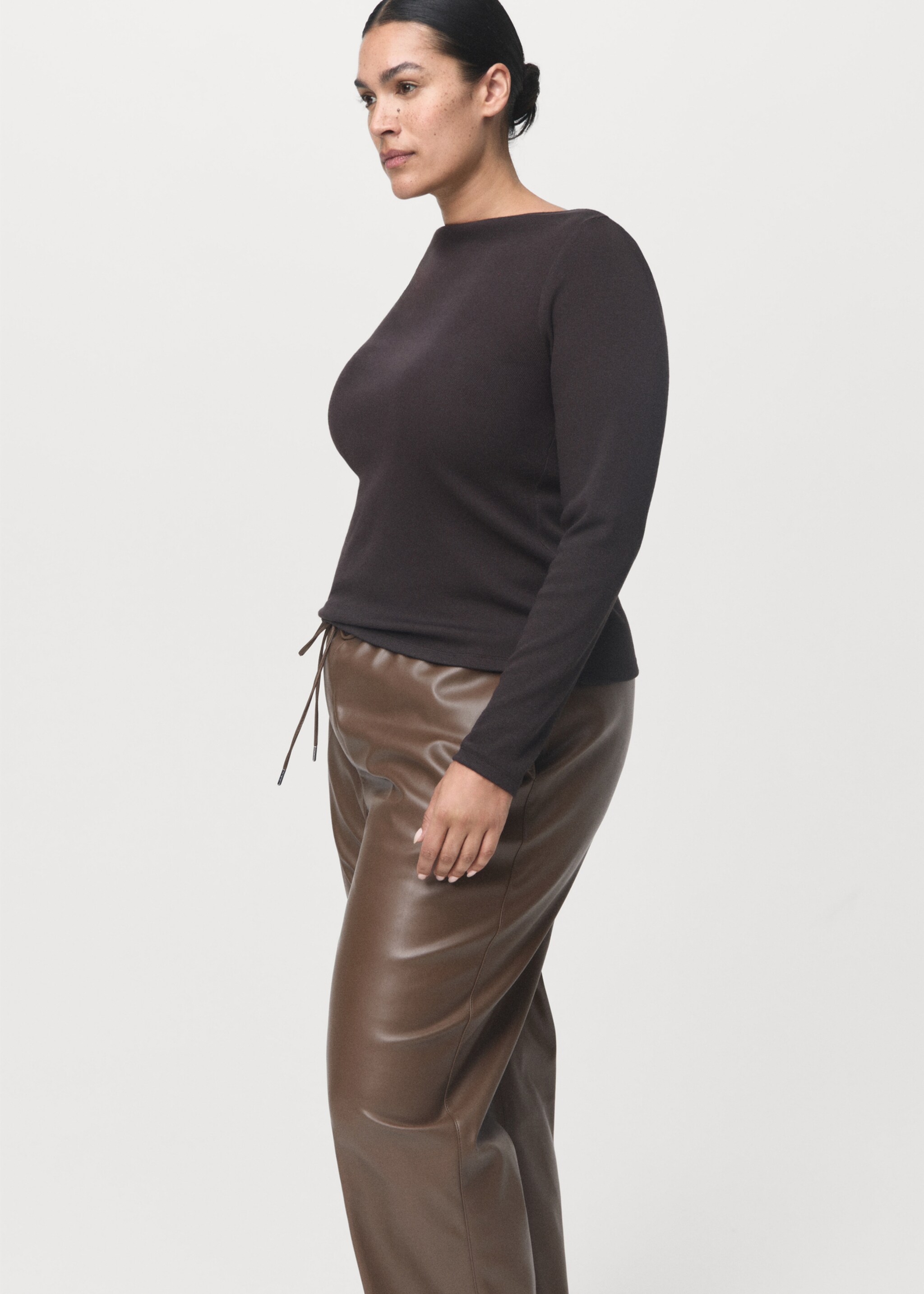 Leather-effect elastic waist trousers - Details of the article 5, Medium Brown. Ref: 17075974-00.