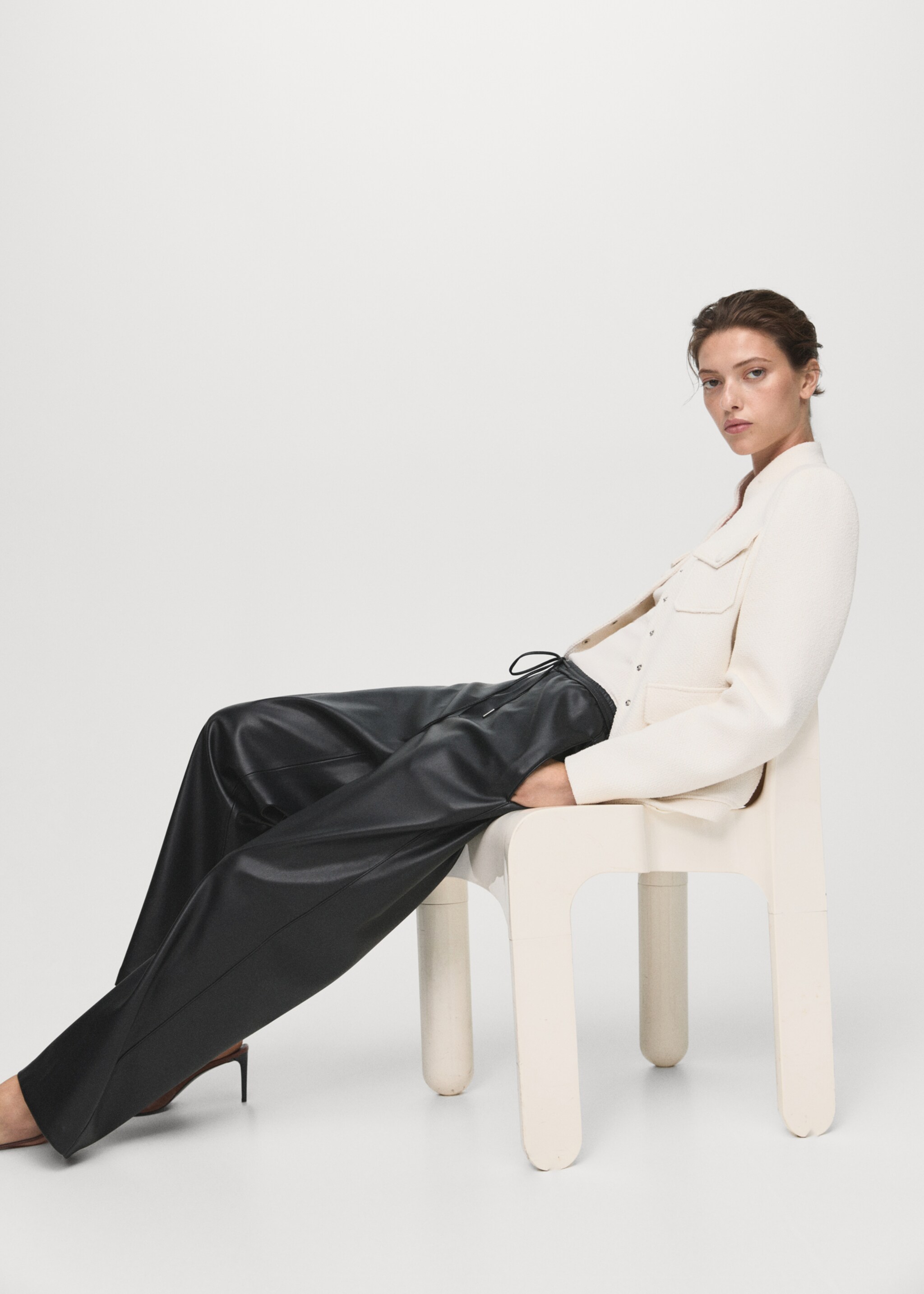Leather-effect elastic waist trousers - Details of the article 2, Black. Ref: 17075974-00.