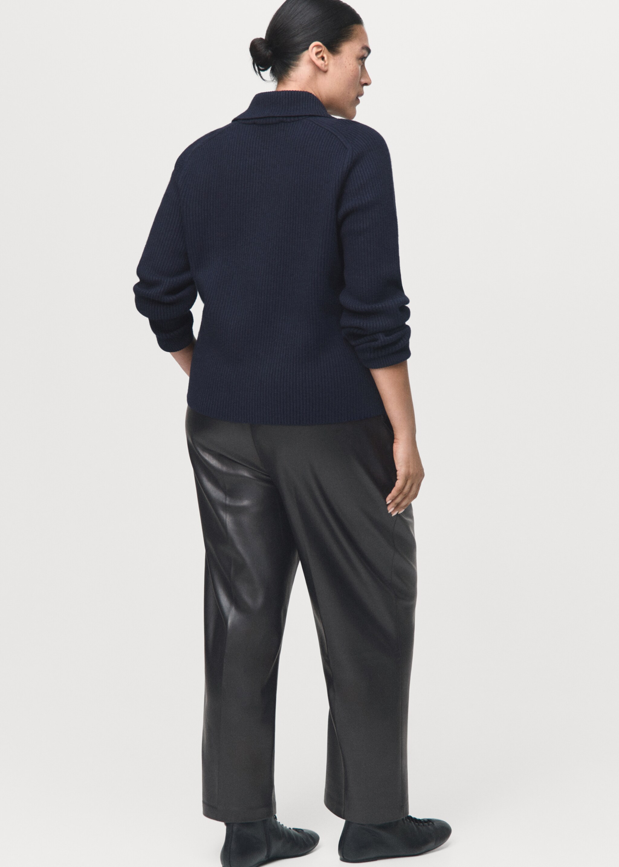 Leather-effect elastic waist trousers - Details of the article 4, Black. Ref: 17075974-00.