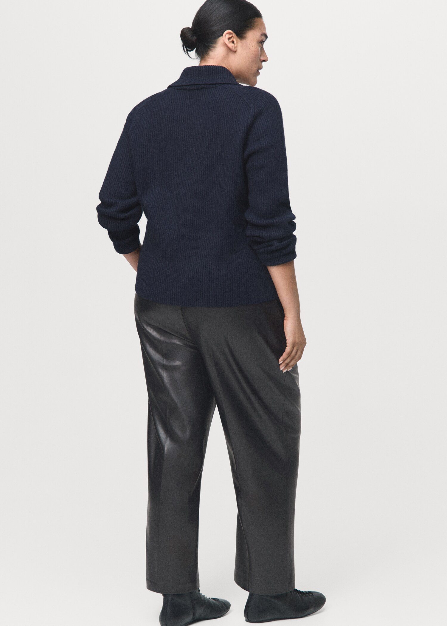 Leather-effect elastic waist trousers - Details of the article 4