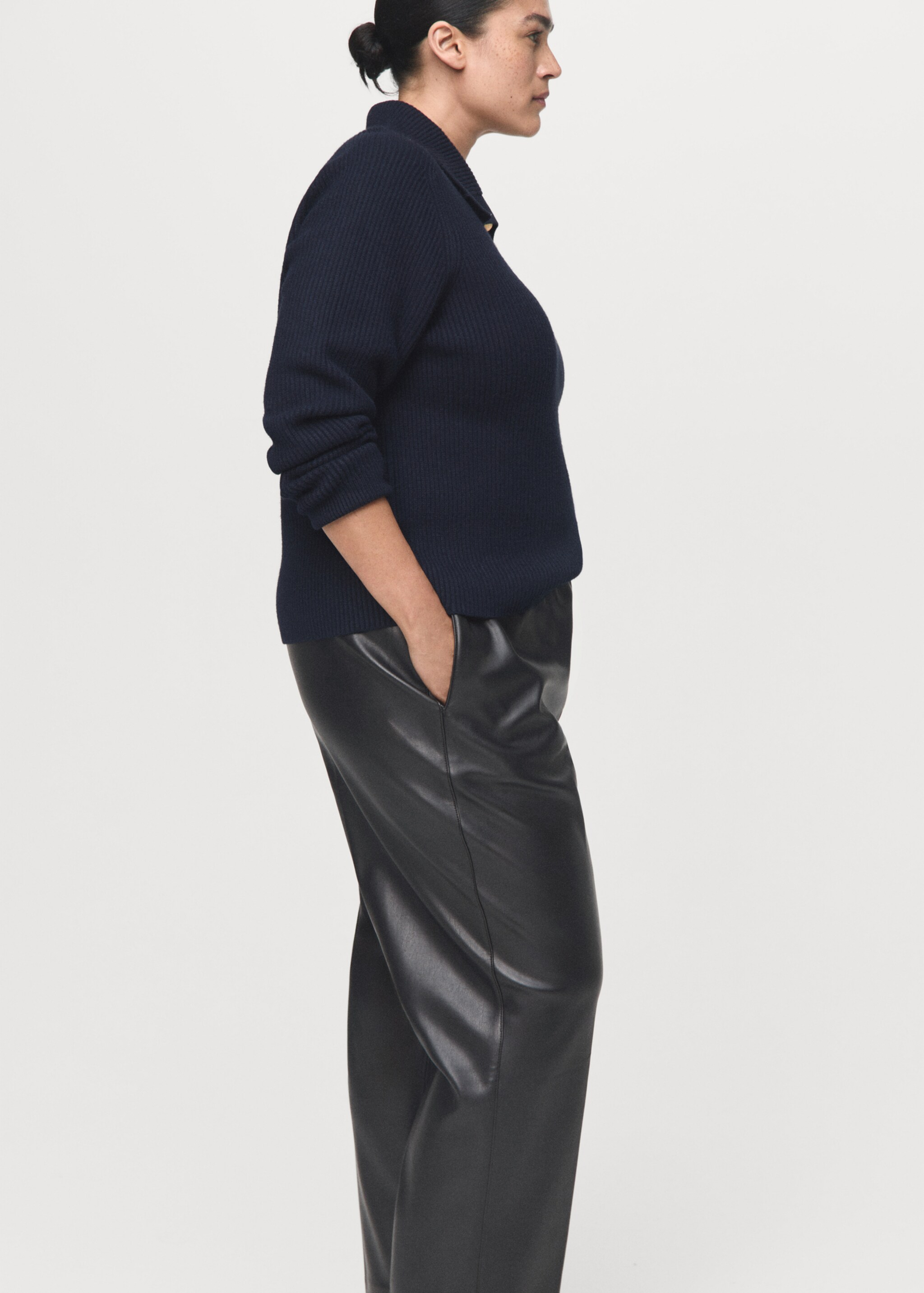Leather-effect elastic waist trousers - Details of the article 5, Black. Ref: 17075974-00.
