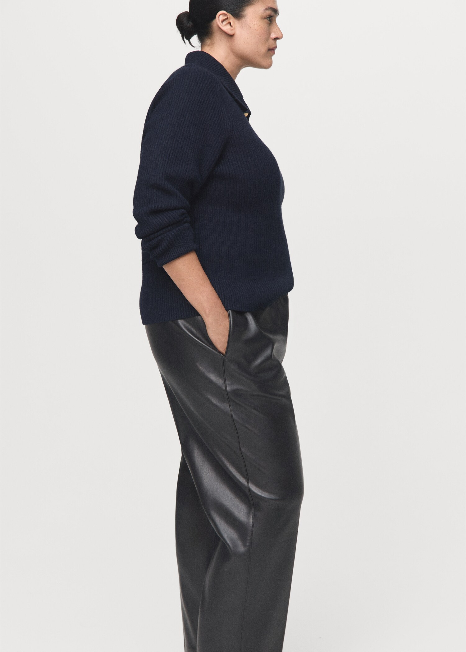 Leather-effect elastic waist trousers - Details of the article 5