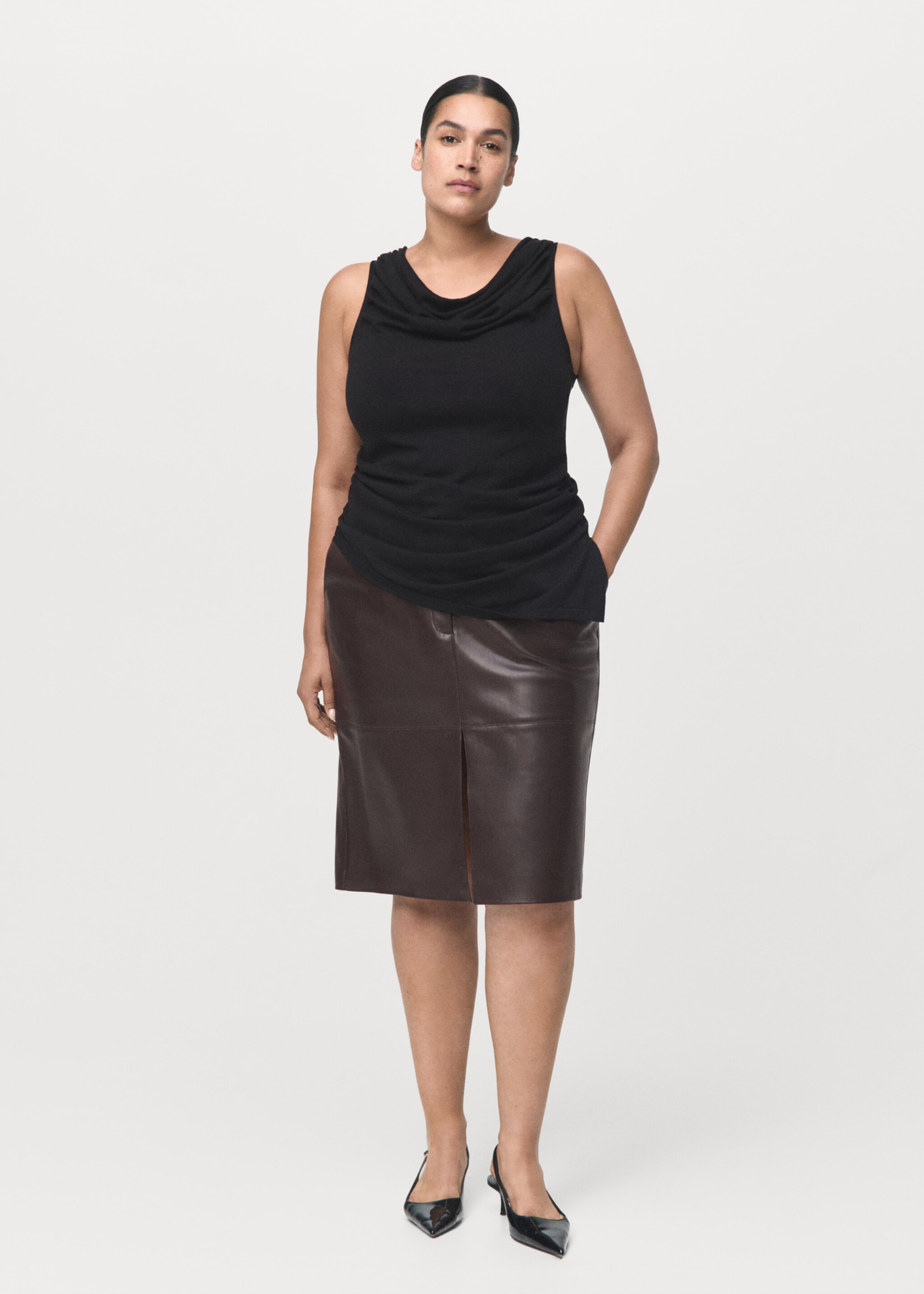 Leather-effect pencil skirt - Details of the article 3, Chocolate. Ref: 17075975-00.