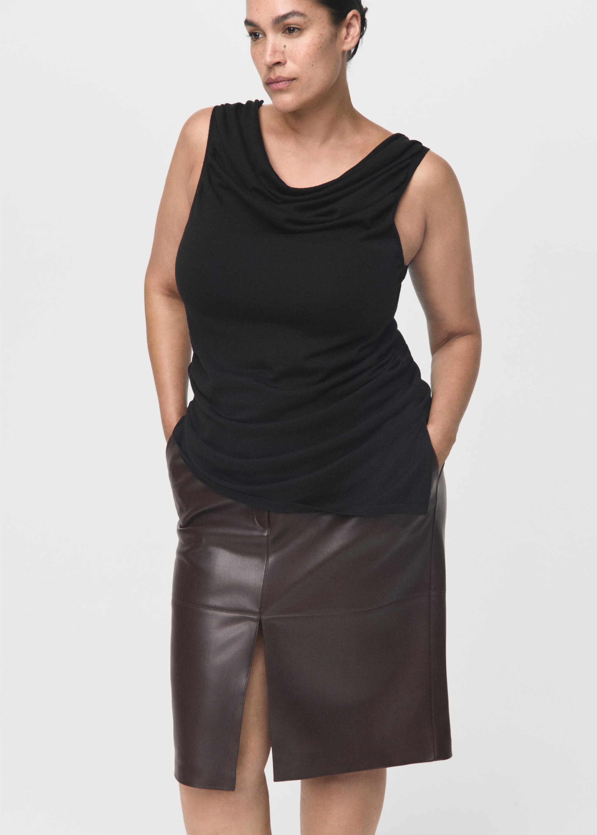 Leather-effect pencil skirt - Details of the article 5, Chocolate. Ref: 17075975-00.