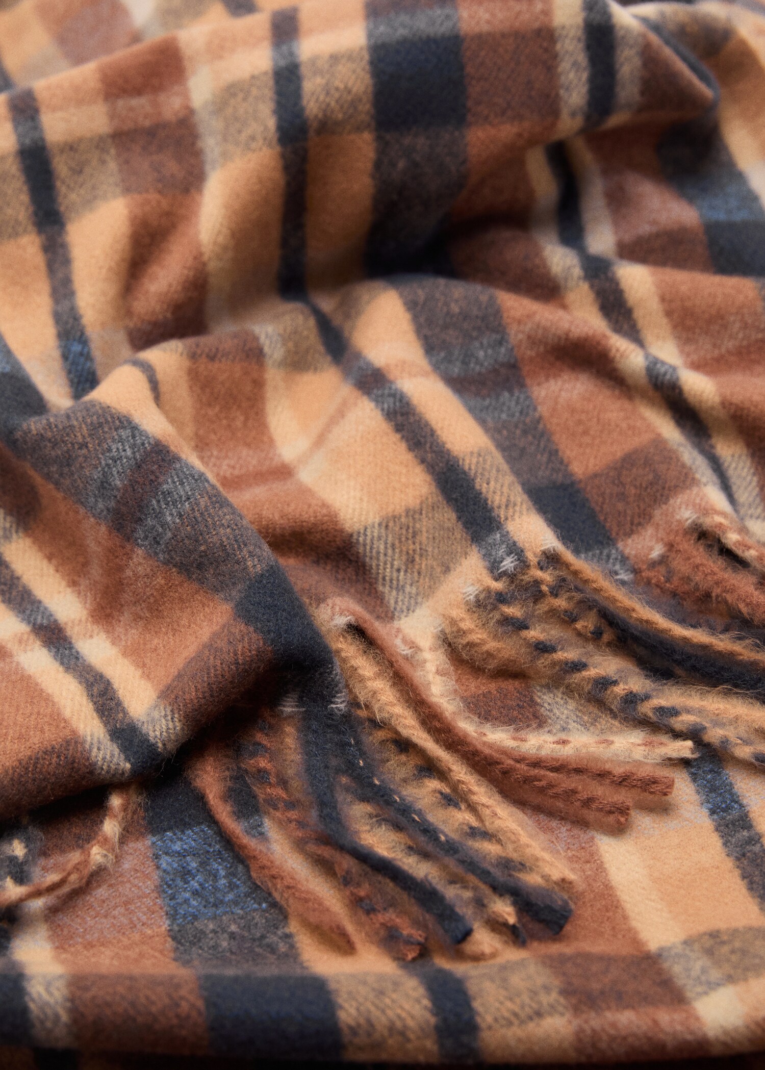 Check scarf with fringed ends - Plan moyen