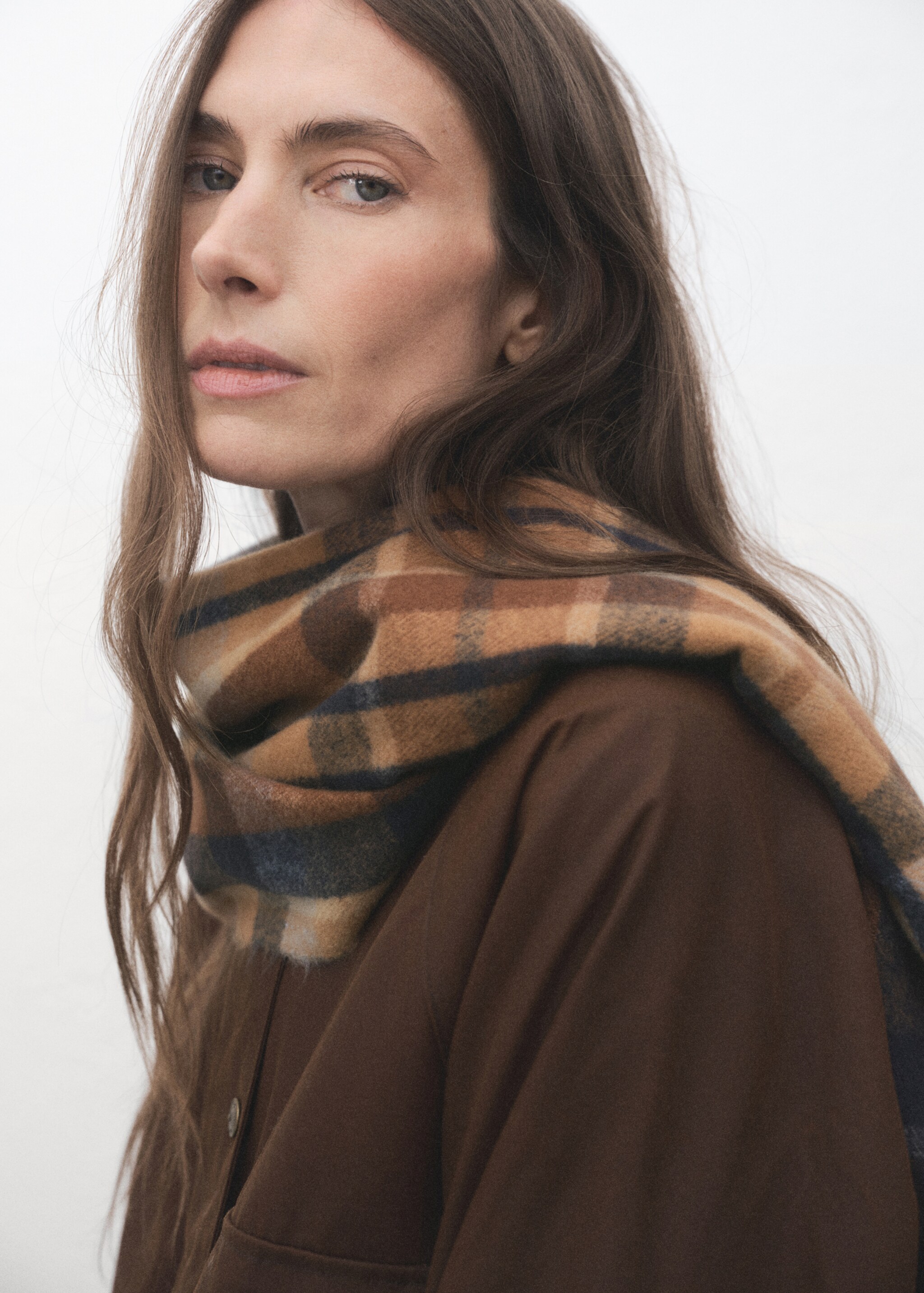 Check scarf with fringed ends - Détail de l'article 9, Marron. Ref: 17075988-00.