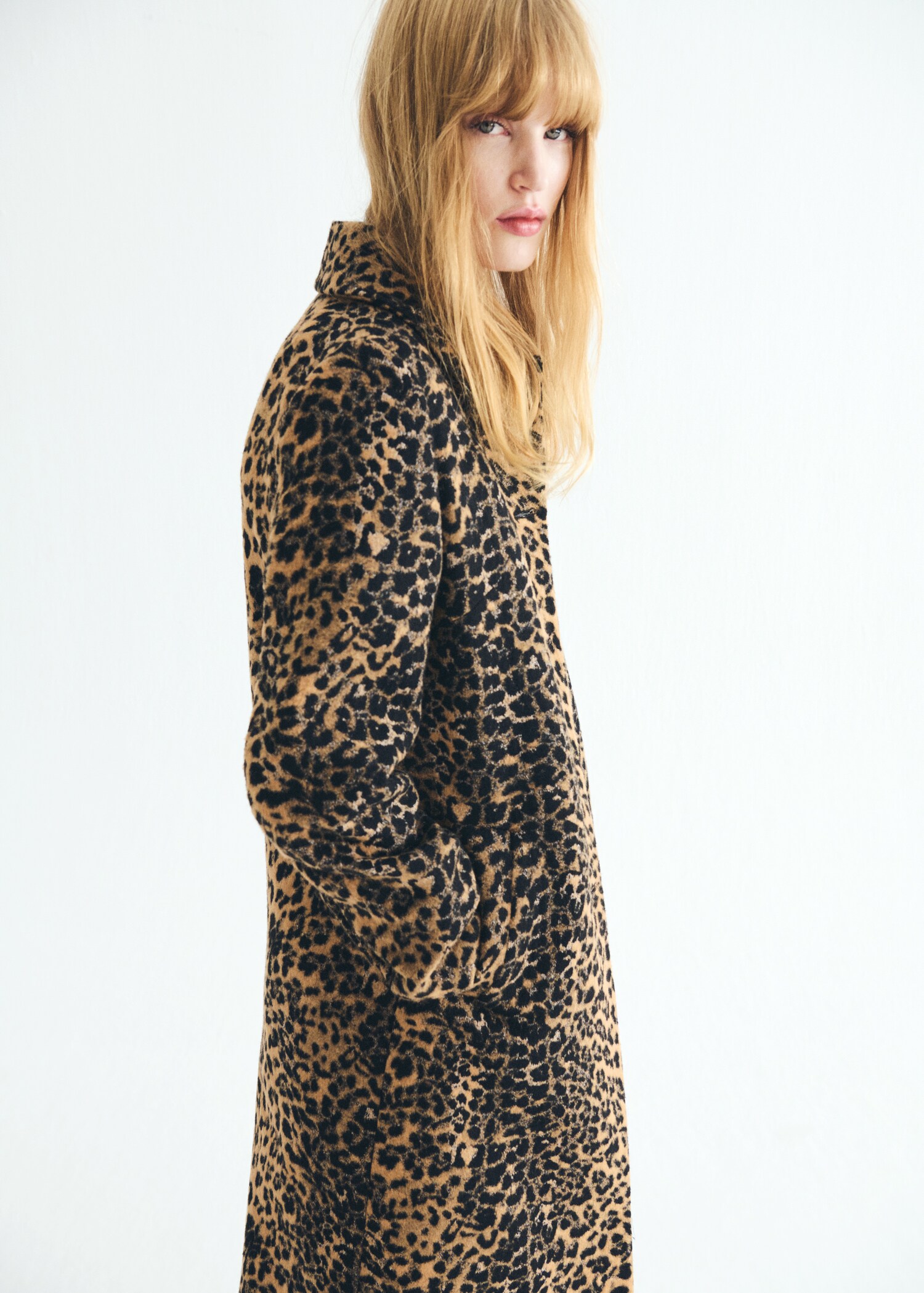 Abrigo largo leopardo - Plano medio