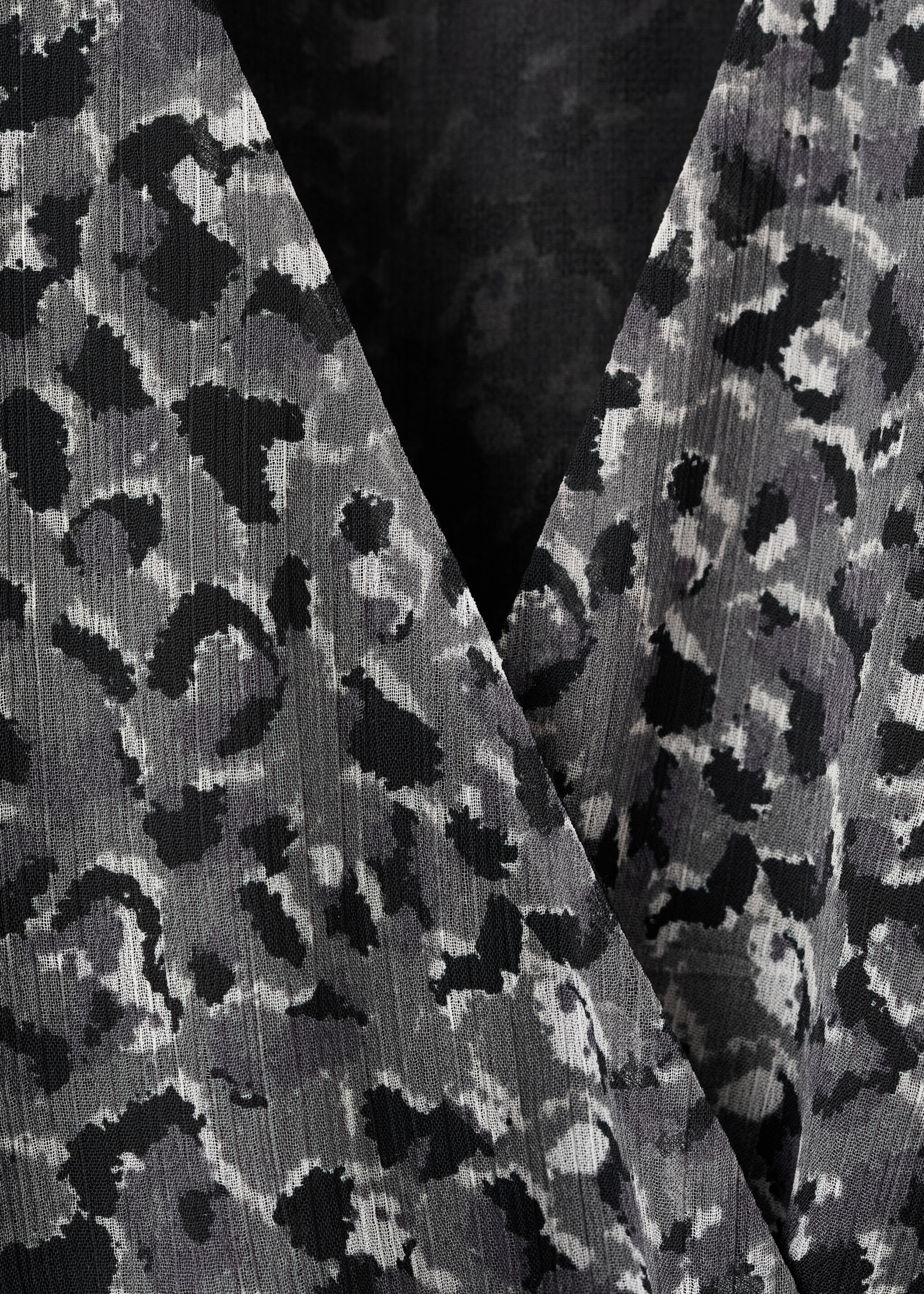 Ruffled leopard ledress - Details of the article 8, Grey. Ref: 17076332-00.