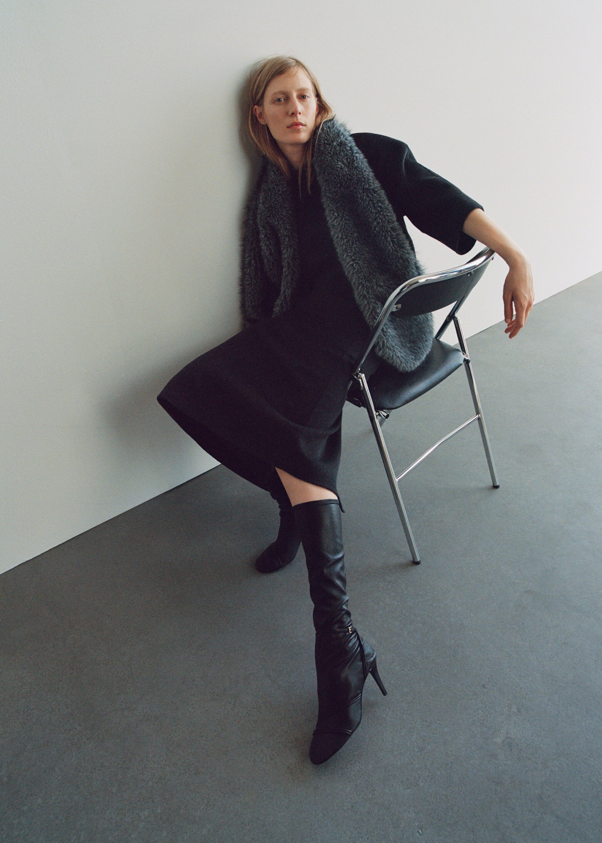 Wool midi-skirt with slit - Details of the article 9, Grey. Ref: 17076356-00.