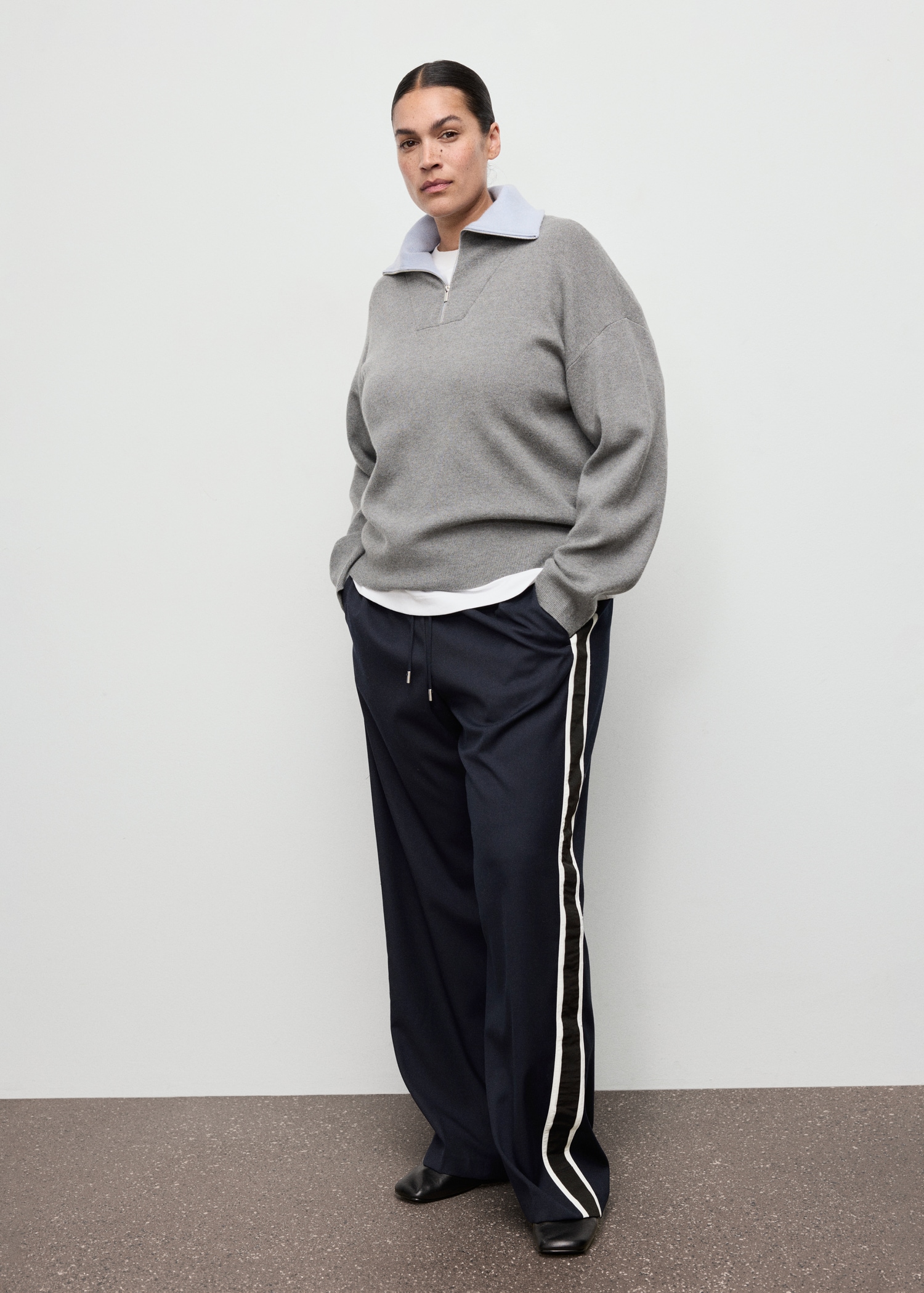 Contrast stripe straight trousers - Details of the article 3