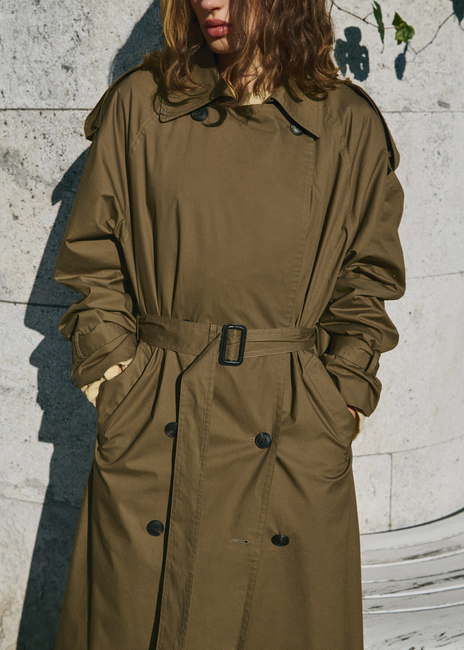Double-breasted trench coat with corduroy collar - Details of the article 1