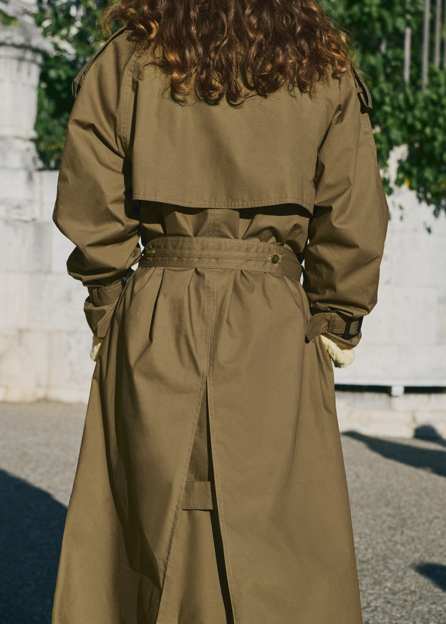 Double-breasted trench coat with corduroy collar - Reverse of the article