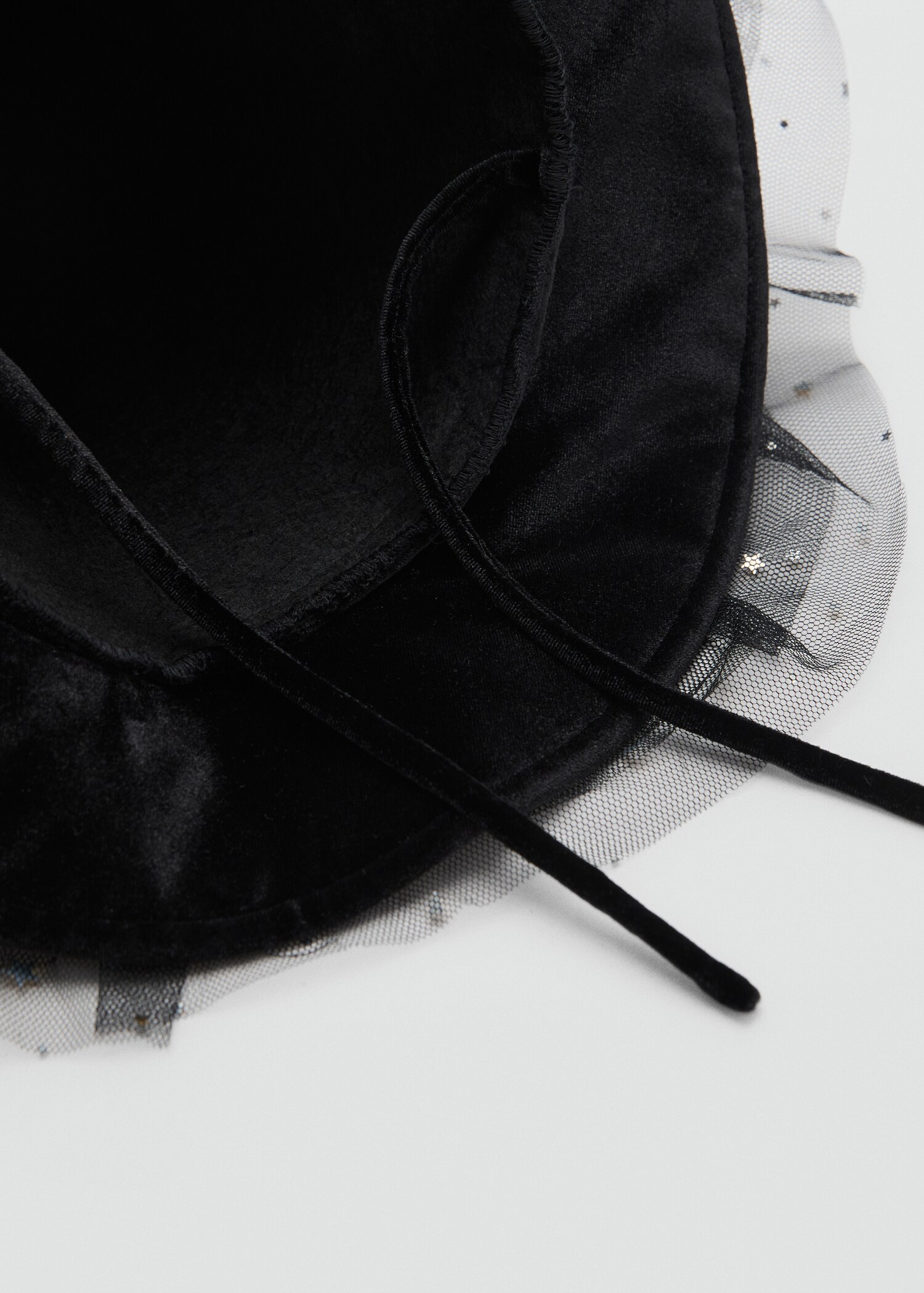 Hat witchg - Details of the article 1