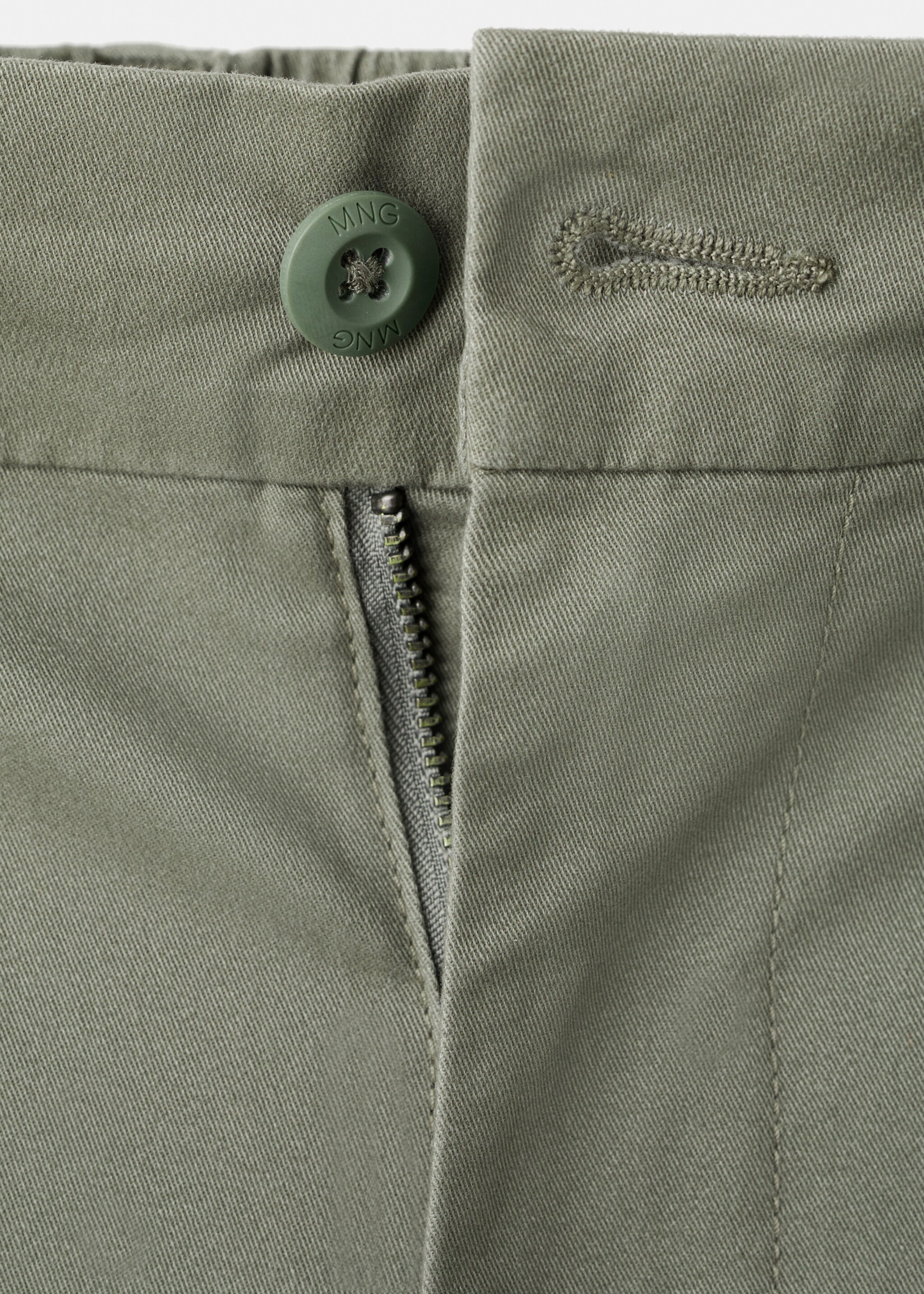 Cotton chinos - Details of the article 8, Green. Ref: 17077136-00.