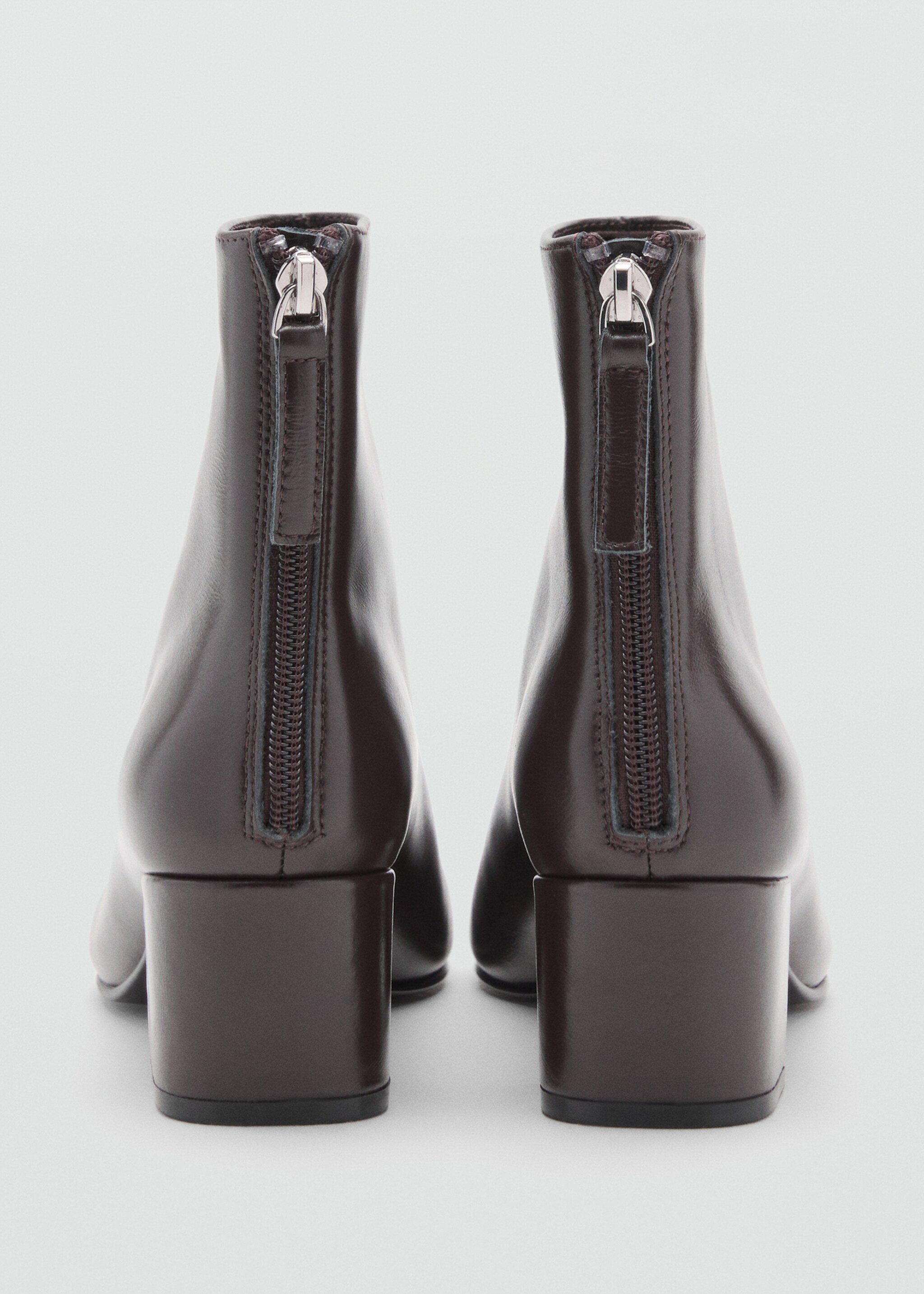 Lederstiefelette mit Blockabsatz - Detail des Artikels 1, Schokolade. Ref: 17077776-00.