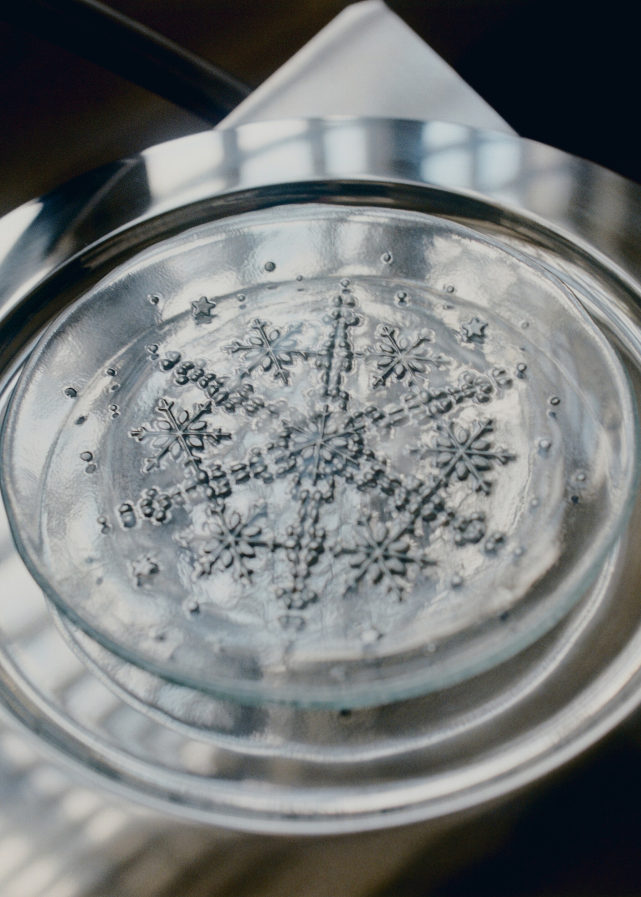 Glass dessert plate with snowflake design - Details of the article 6, Silver. Ref: 17077778-00.