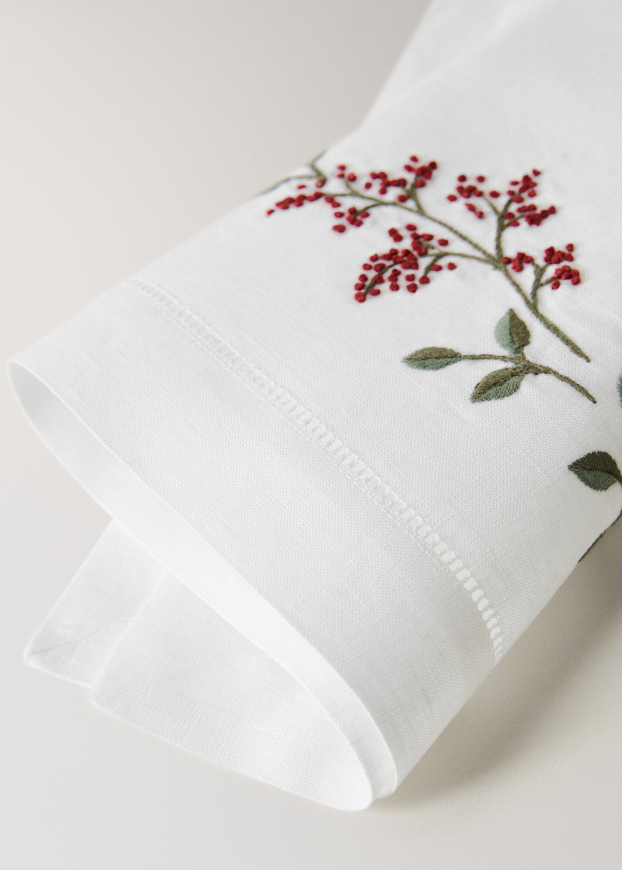 Embroidered Christmas floral placemat - Details of the article 1, White. Ref: 17077784-00.