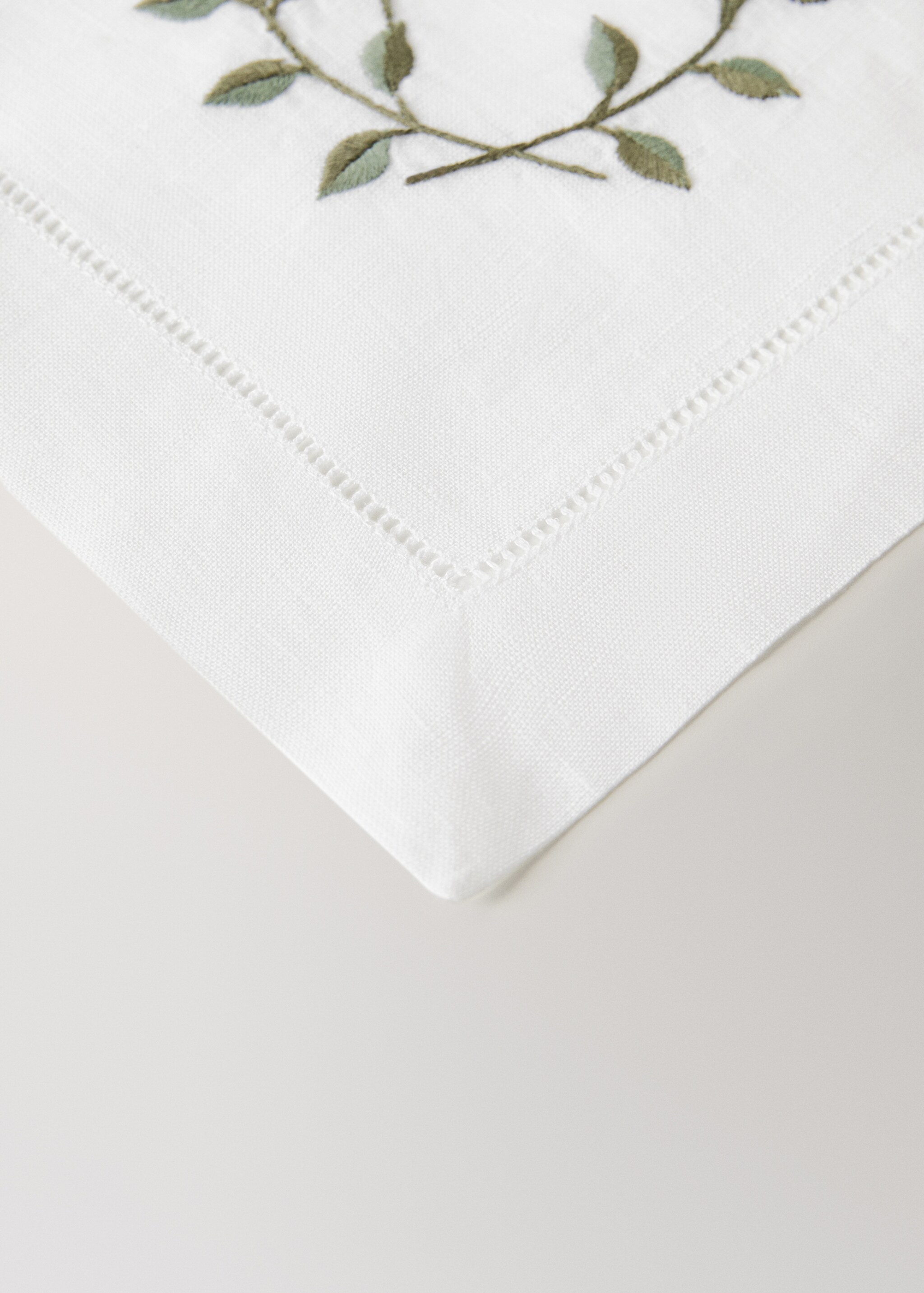 Embroidered Christmas floral placemat - Details of the article 2, White. Ref: 17077784-00.
