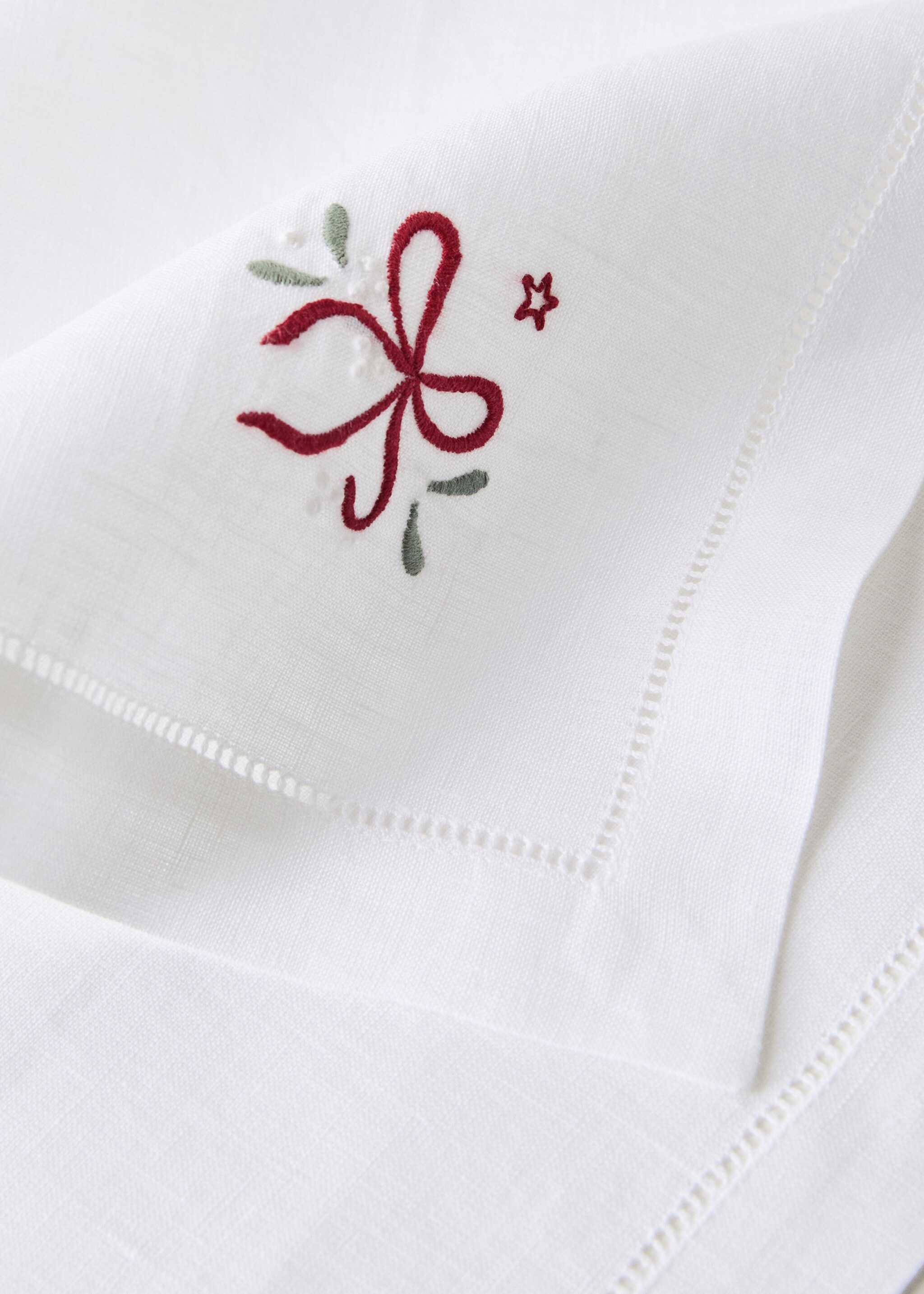 Embroidered napkins with Christmas bow design - Details of the article 2, White. Ref: 17077785-00.