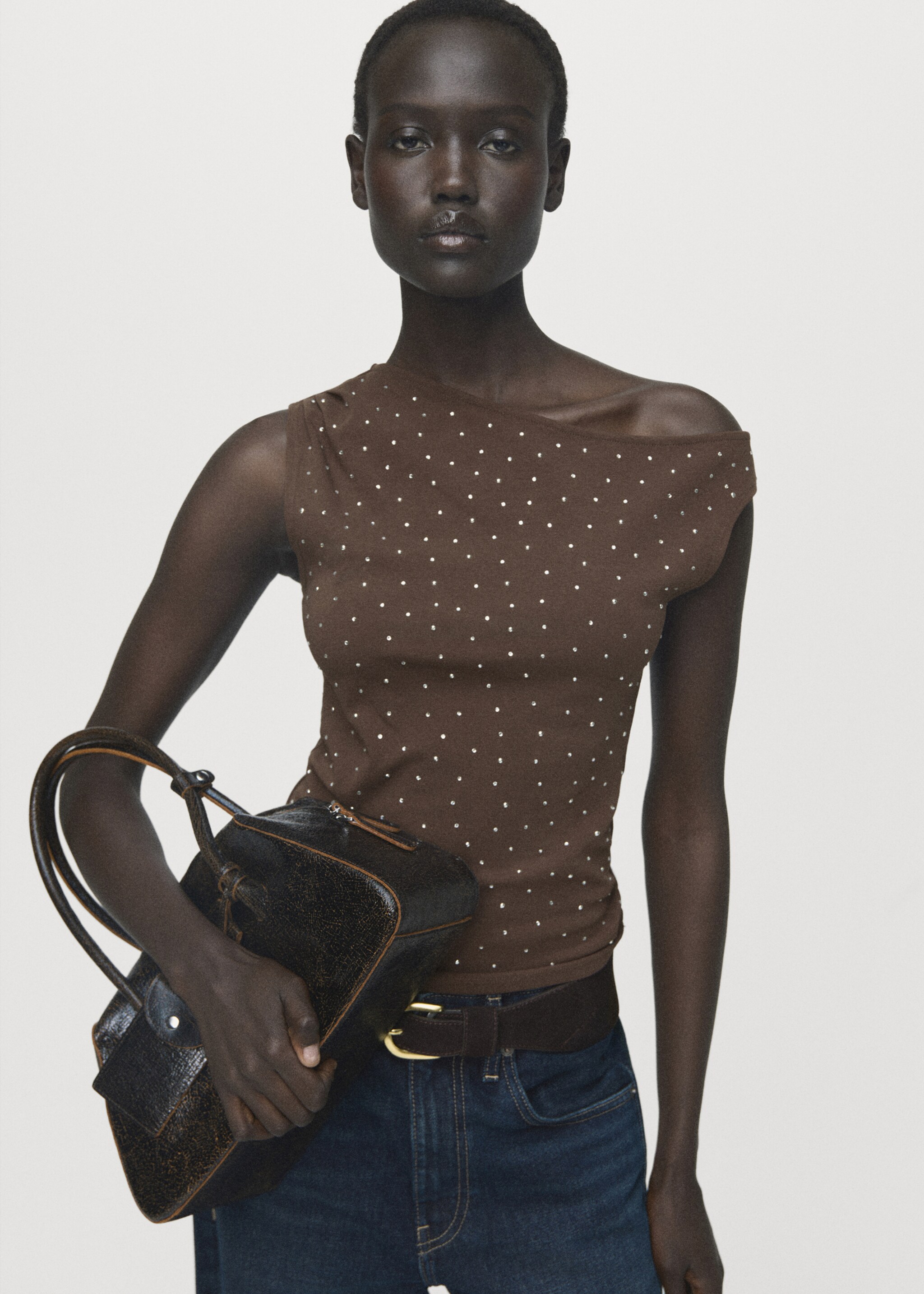 Top asymétrique strass - Plan moyen, Marron. Ref: 17077797-00.