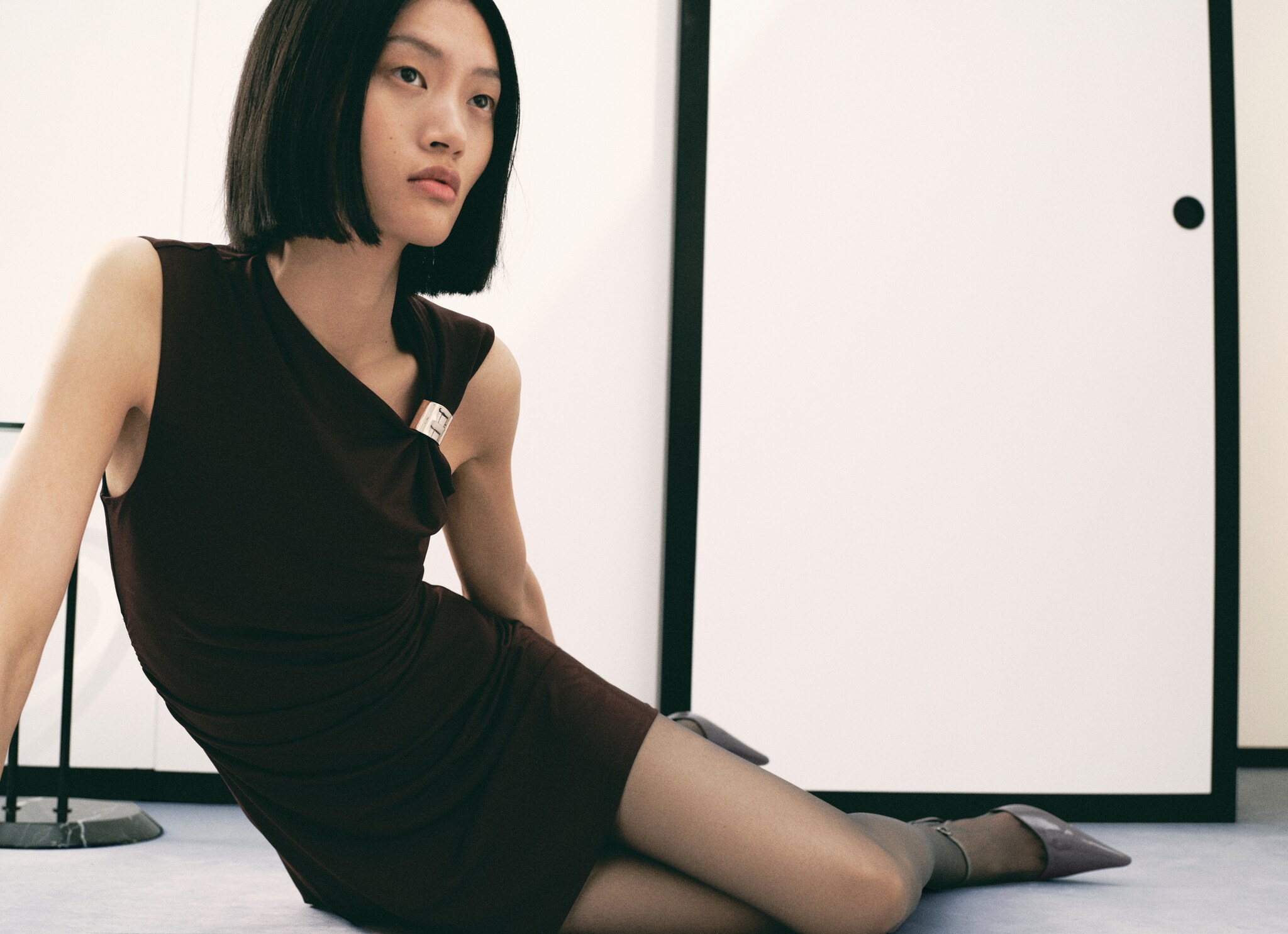 Dress with asymmetrical neck and metallic detail - Details of the article 2