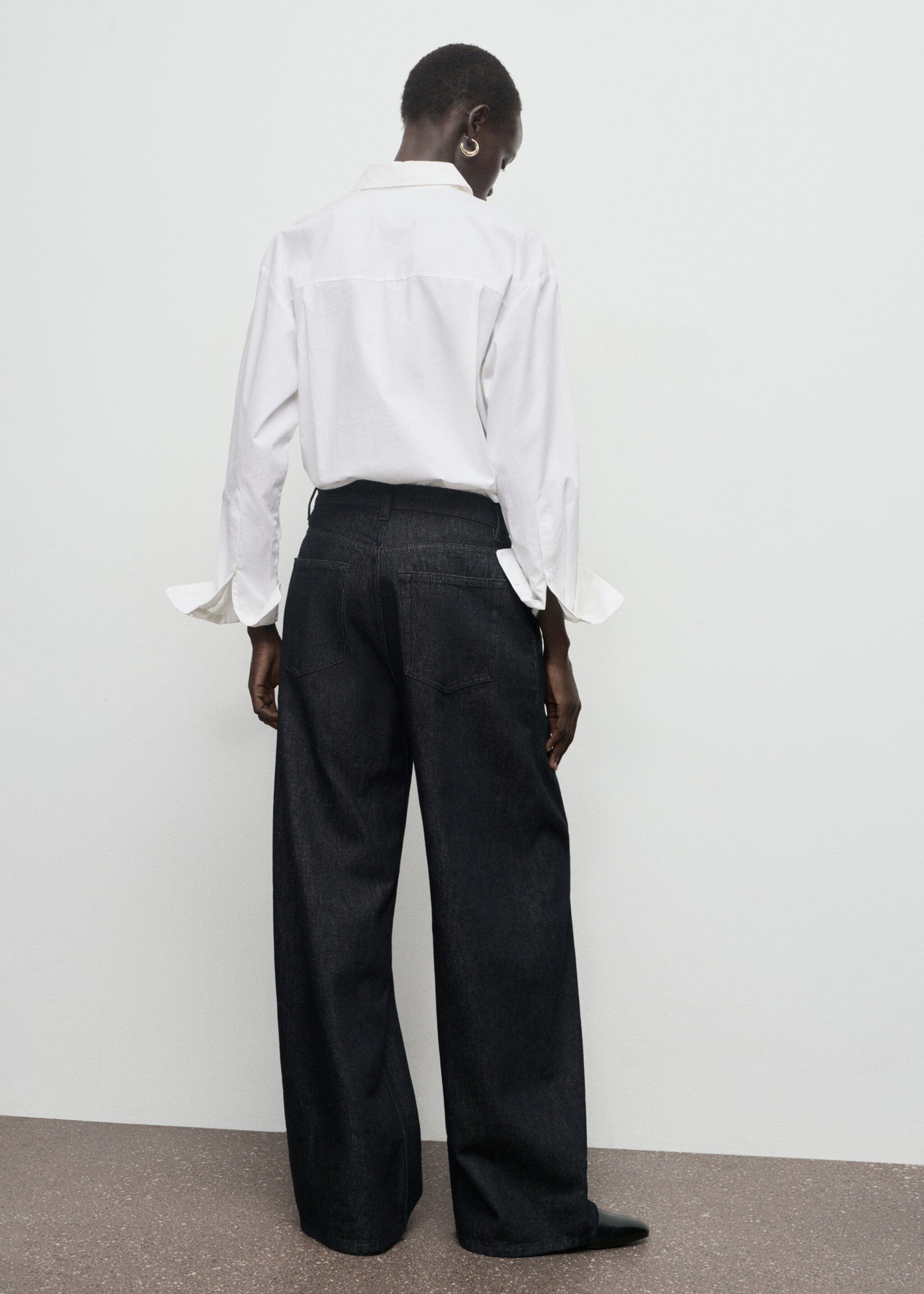 Pantalon denim large avec pinces - Verso de l’article, Noir. Ref: 17077816-00.