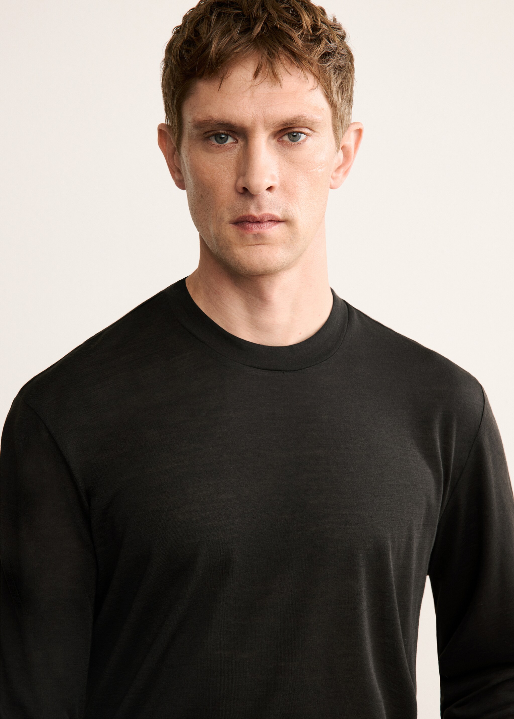 T-shirt com mistura de lã slim fit - Pormenor do artigo 1, Castanho. Ref: 17077897-00.