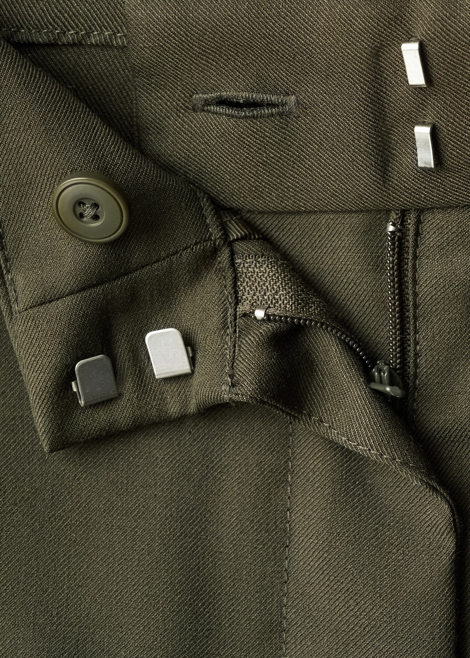 Pantalón pinzas detalle botón - Detalle del artículo 8