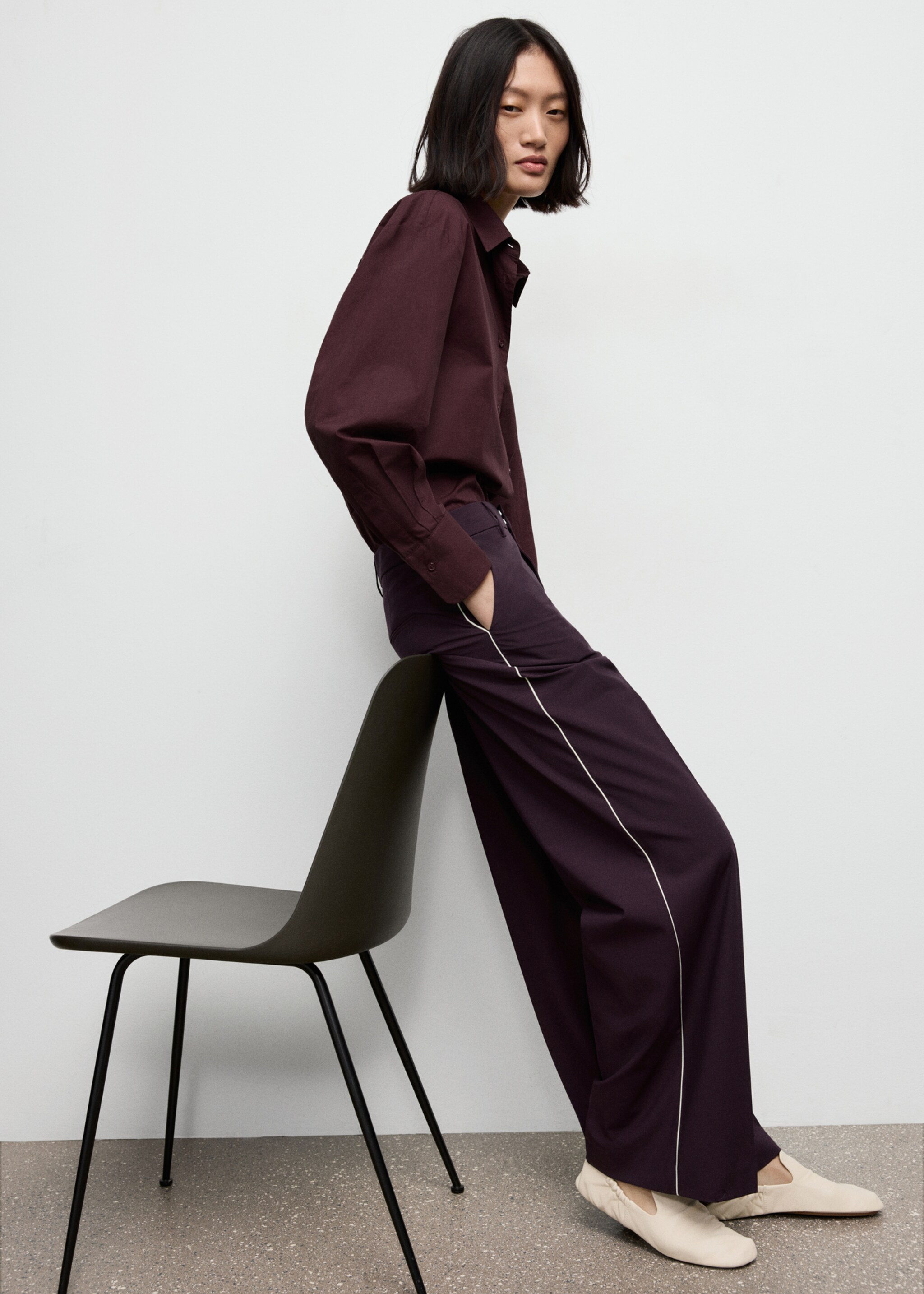 Side striped trousers - Details of the article 2, Maroon. Ref: 17077904-00.