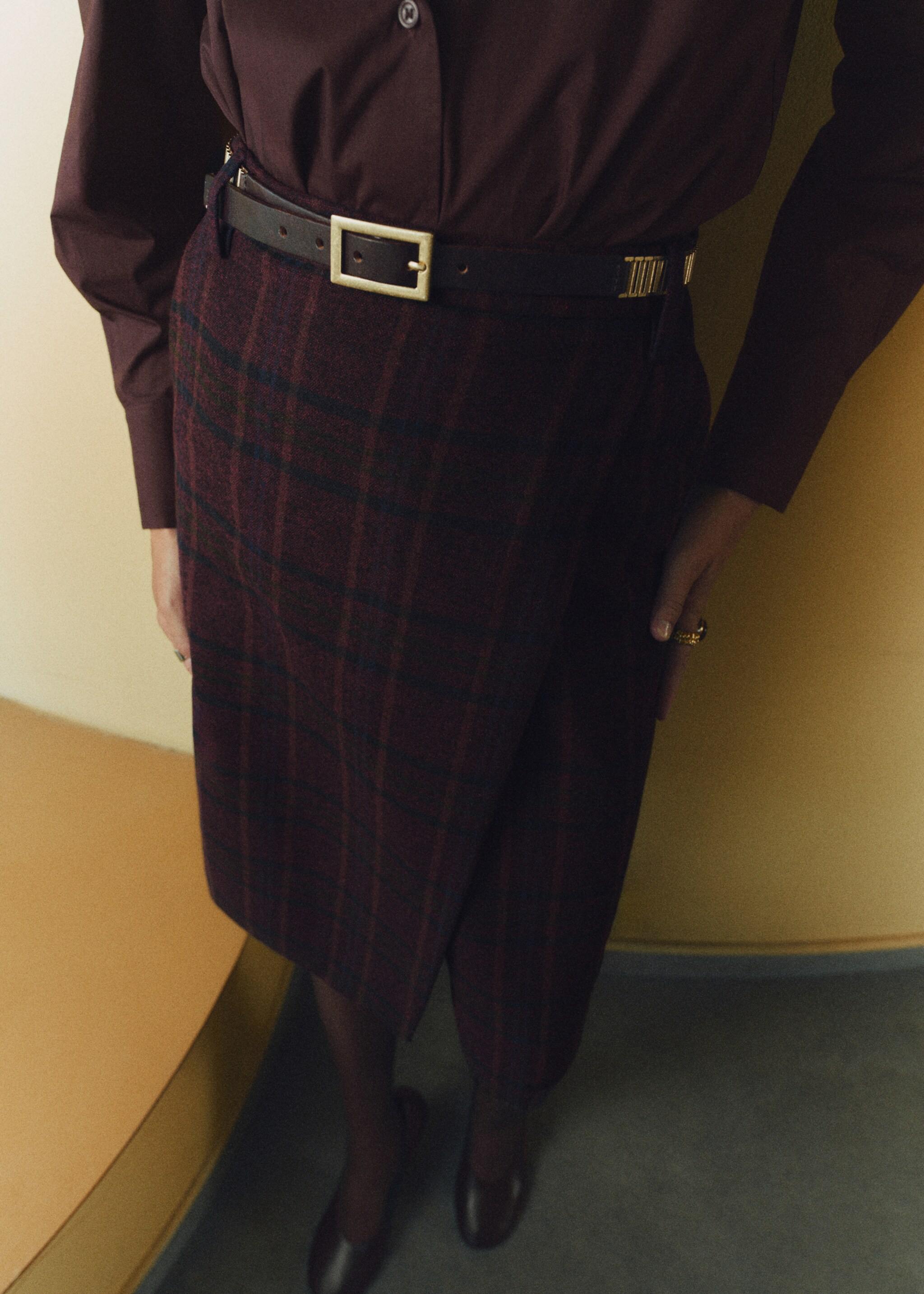 Check wrap skirt - Details of the article 6, Maroon. Ref: 17077911-00.