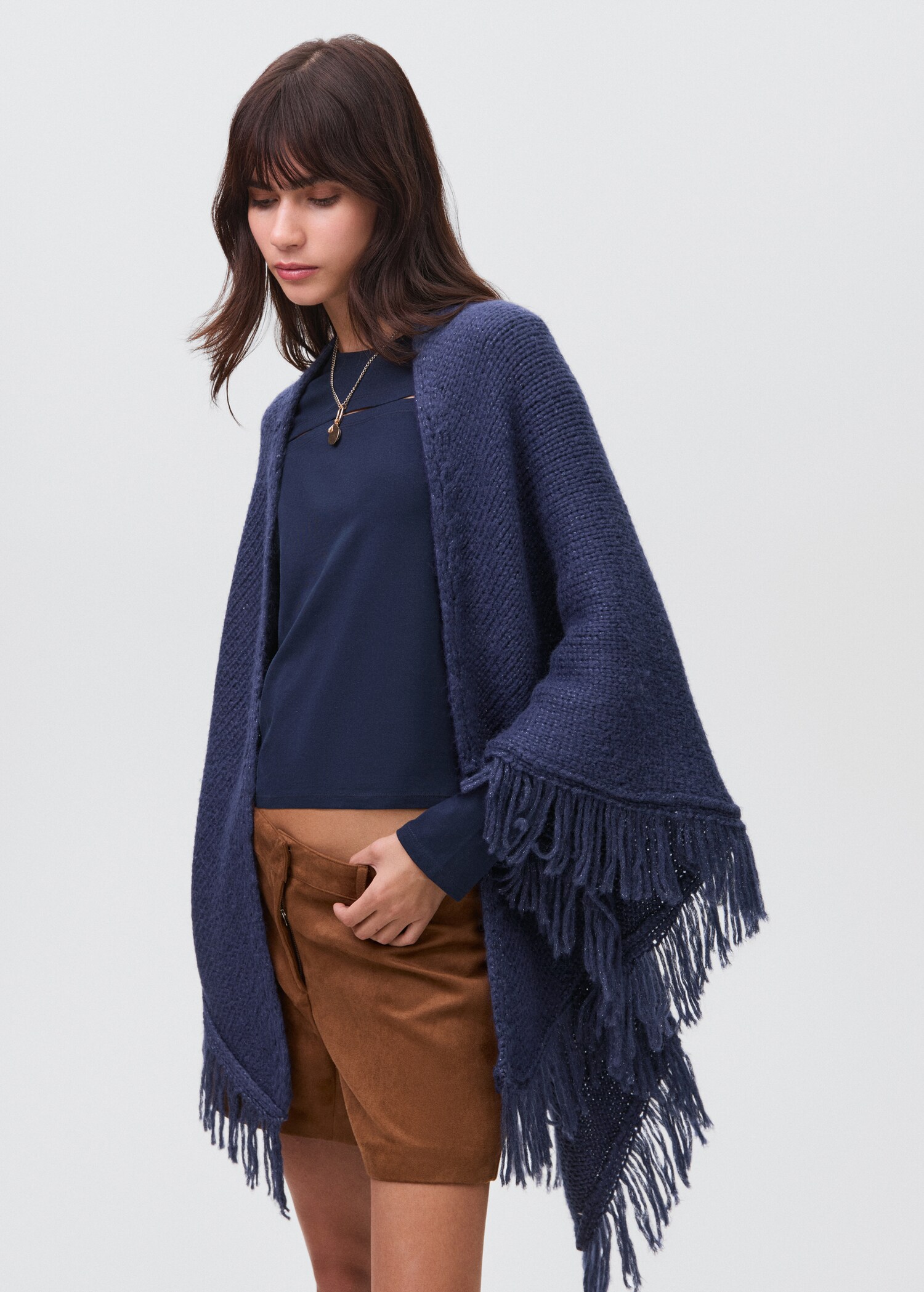 Knitted poncho with tassels - Medium plane