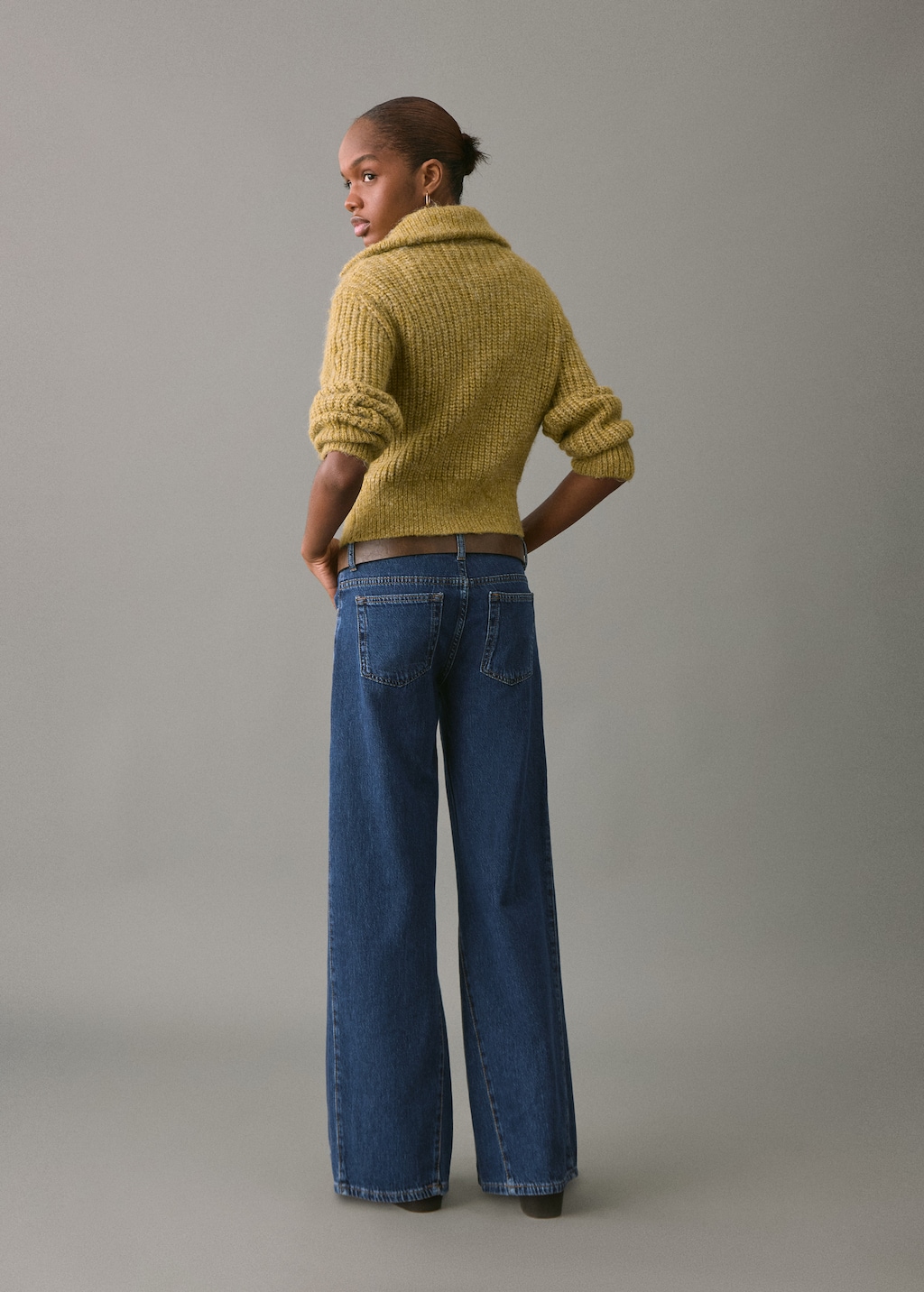 Straight-leg jeans with stitching detail