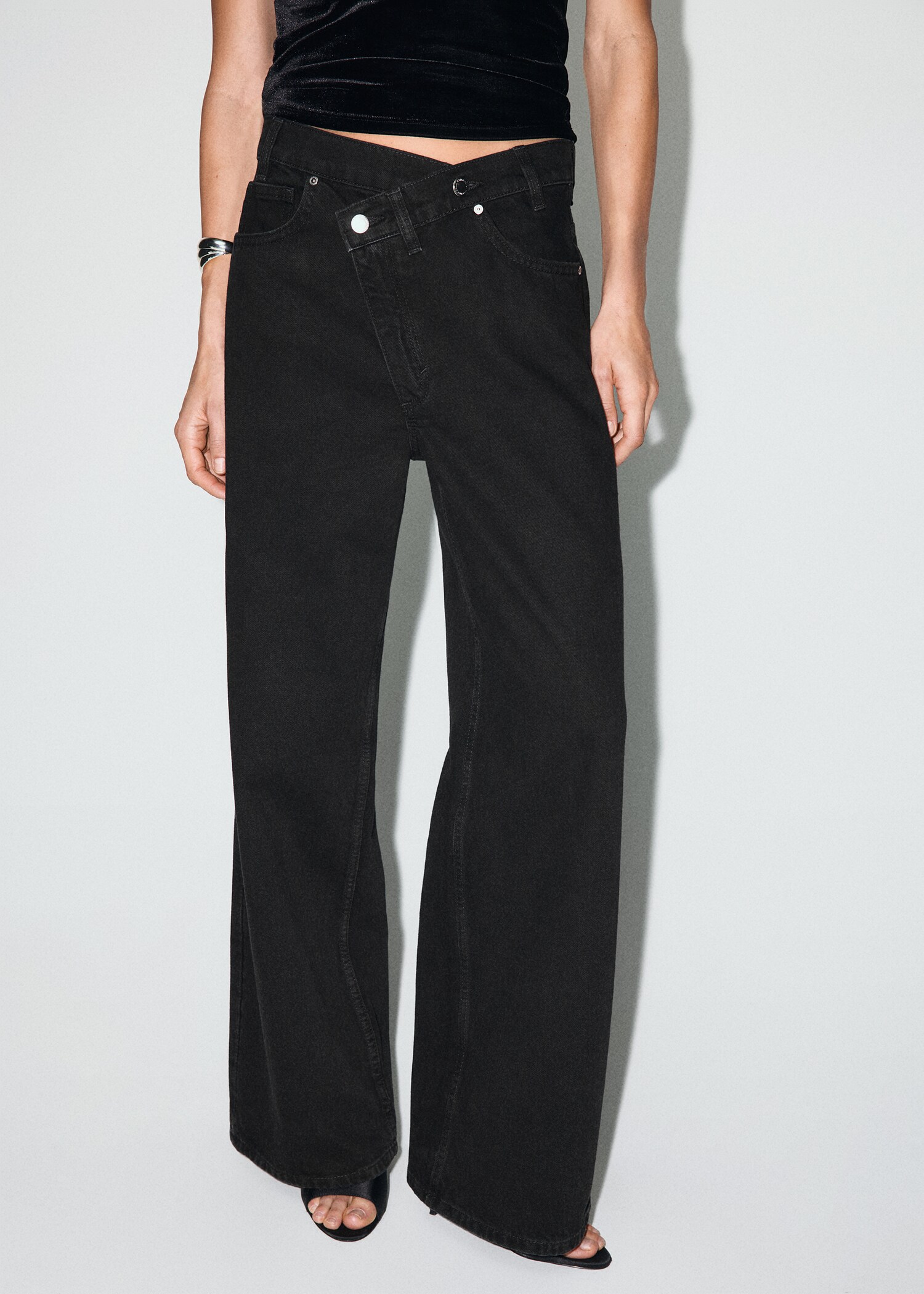 Wide leg jeans with a crossover waistband and mid-rise - Medium plane