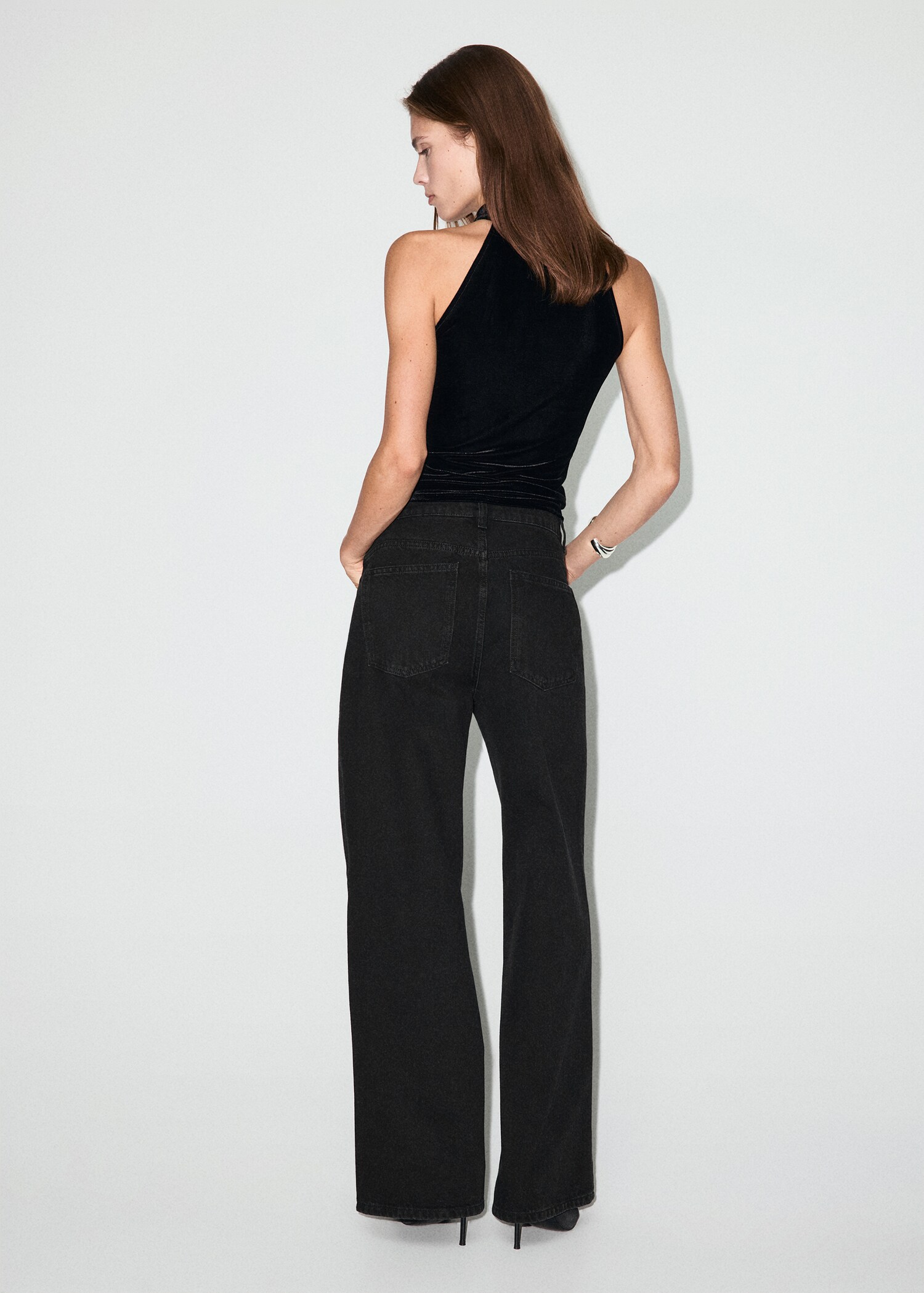 Wide leg jeans with a crossover waistband and mid-rise - Reverse of the article