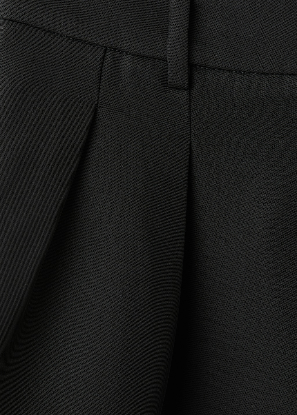 Pleated high-waist shorts