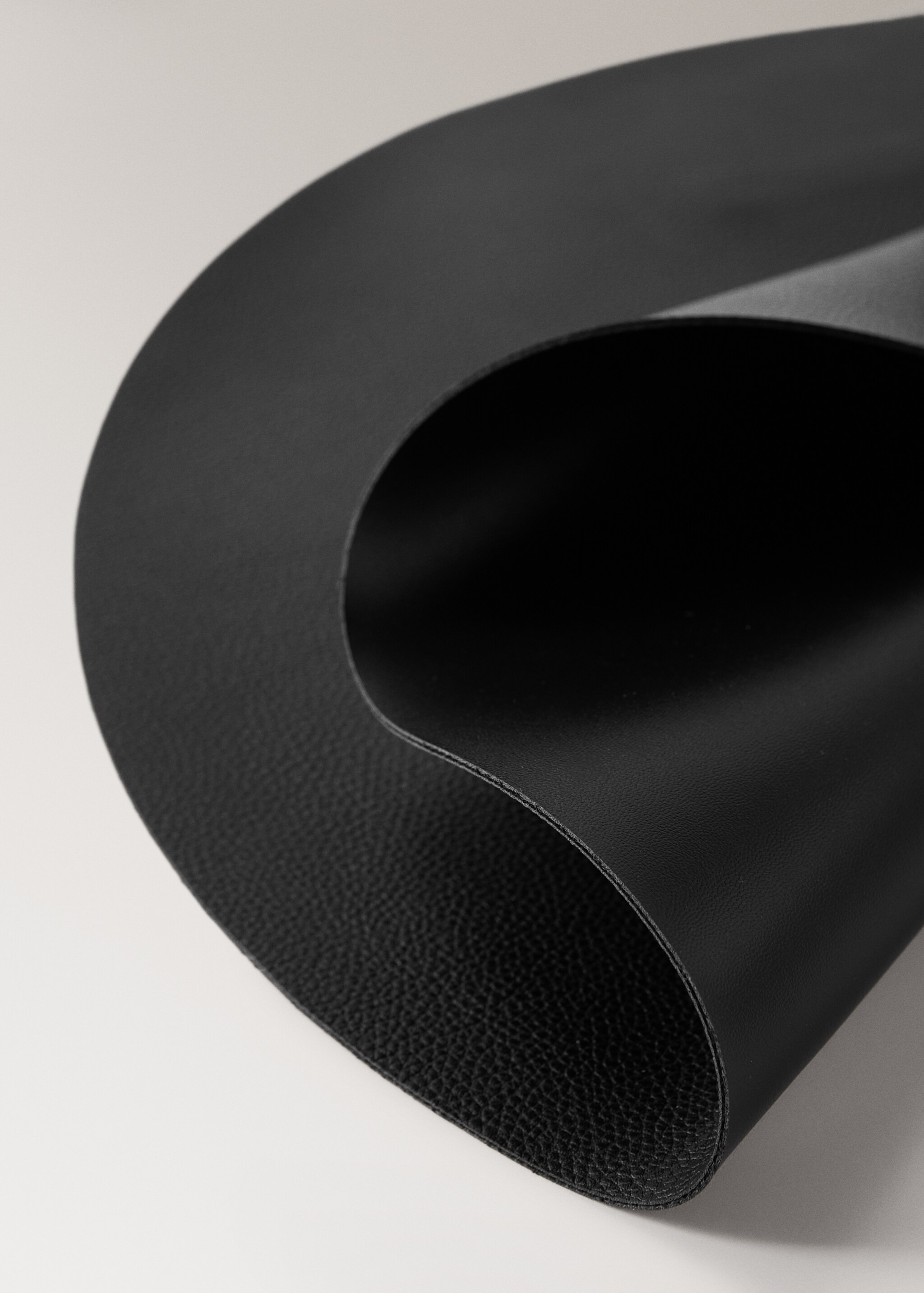 Round leather-effect placemat - Details of the article 1, Black. Ref: 17079110-00.