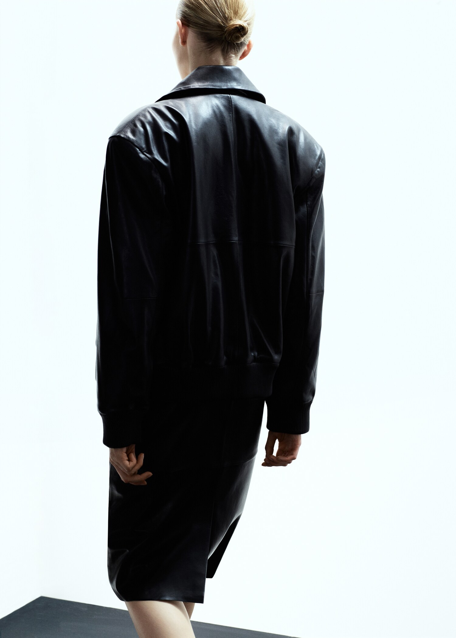 Leather bomber jacket - Reverse of the article