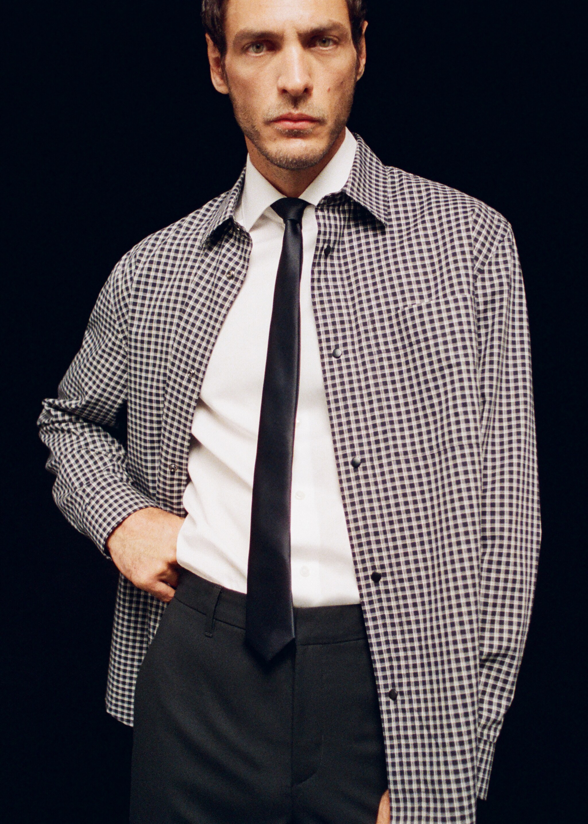 100% cotton relaxed-fit check shirt - Details of the article 3, Black. Ref: 17079207-00.