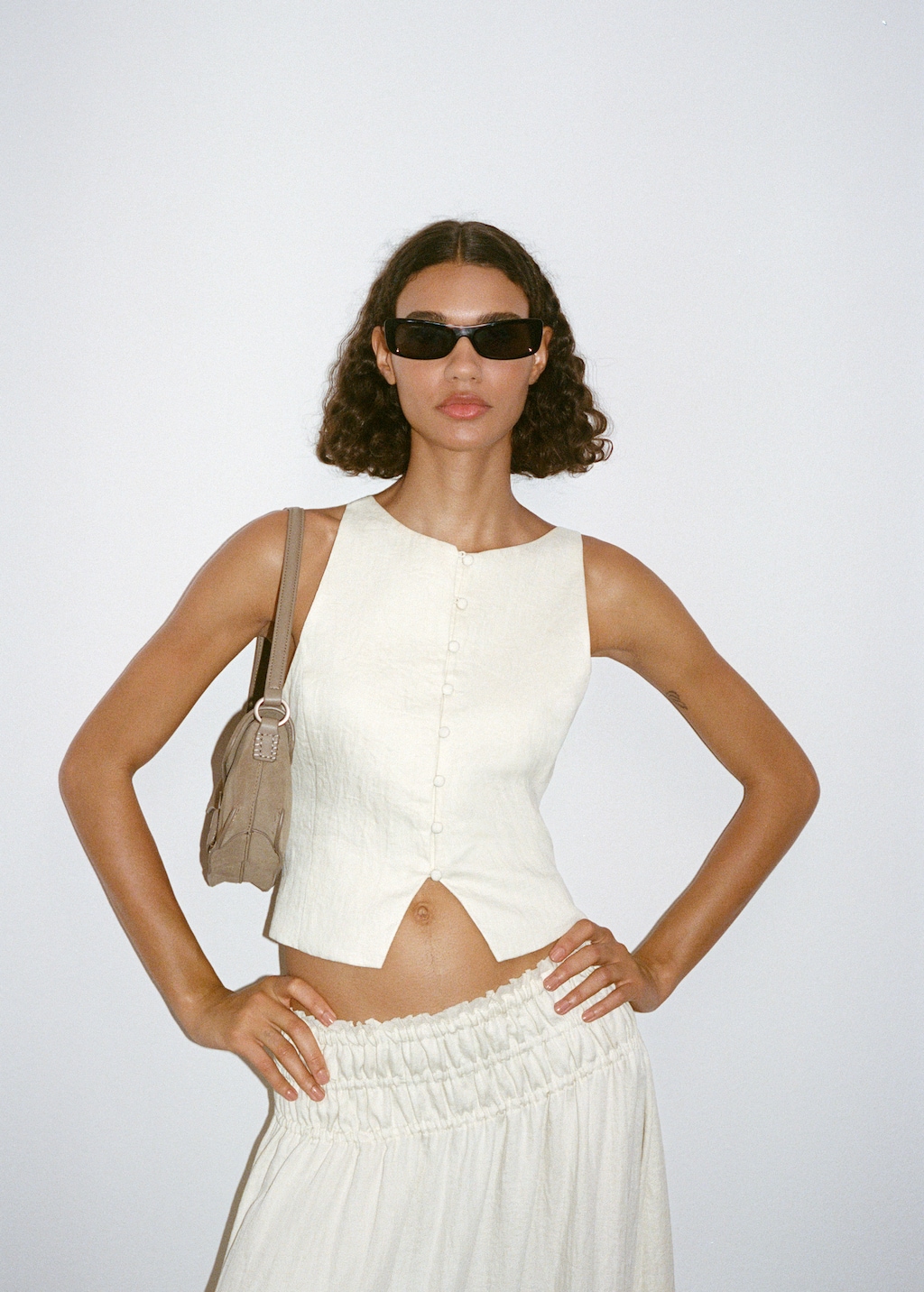 Vest with bow on the back